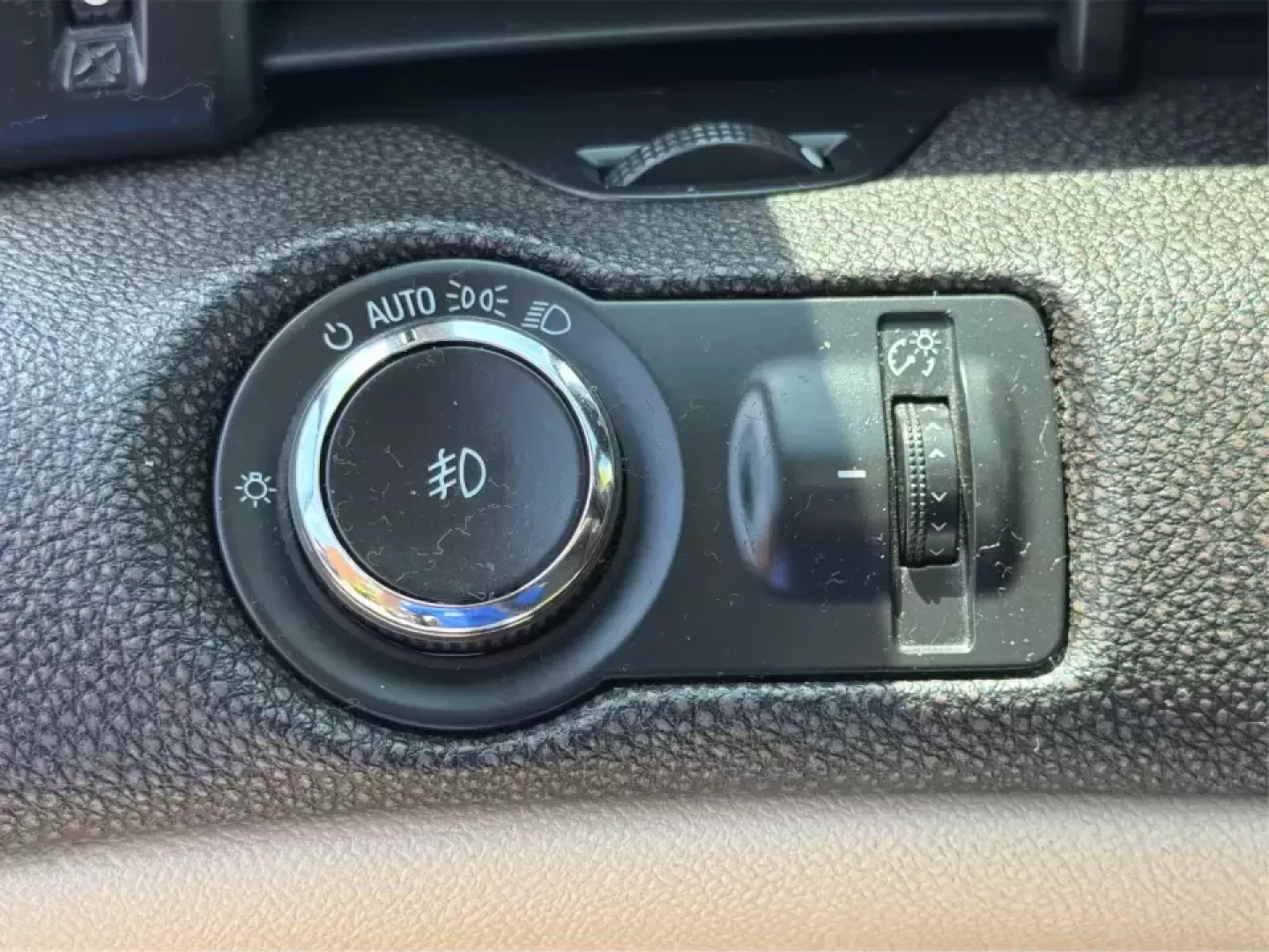 2014 Chevrolet Malibu 1TZ (1G11H5SL5EF) with an 2.5L L4 DOHC 16V engine, 6-Speed Automatic transmission, located at 401 Woodman Dr, Riverside, OH, 45431, (937) 908-9800, 39.760899, -84.123421 - Need a dependable sedan for the daily commute to Wright-Patterson AFB, quick errands down Woodman Dr, or comfortable weekend drives along I-675? This 2014 Chevrolet Malibu 1LZ in eye-catching Atlantis Blue Metallic fits real-life routines-school drop-offs, long commutes, and budget-friendly road tri - Photo#16