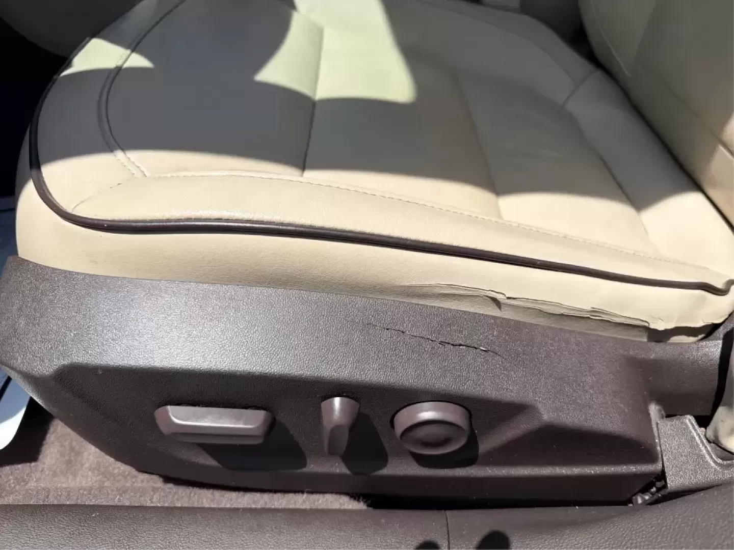 2014 Chevrolet Malibu 1TZ (1G11H5SL5EF) with an 2.5L L4 DOHC 16V engine, 6-Speed Automatic transmission, located at 401 Woodman Dr, Riverside, OH, 45431, (937) 908-9800, 39.760899, -84.123421 - Need a dependable sedan for the daily commute to Wright-Patterson AFB, quick errands down Woodman Dr, or comfortable weekend drives along I-675? This 2014 Chevrolet Malibu 1LZ in eye-catching Atlantis Blue Metallic fits real-life routines-school drop-offs, long commutes, and budget-friendly road tri - Photo#17