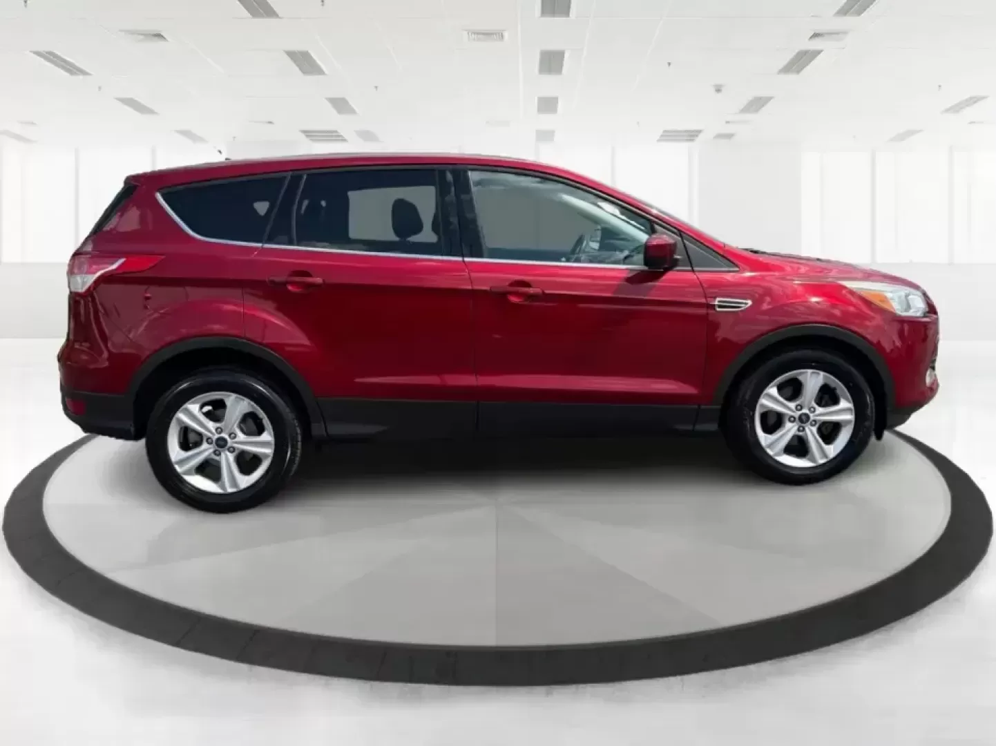 2016 Ford Escape SE (1FMCU0G73GU) with an 2.5L L4 DOHC 16V engine, 6-Speed Automatic transmission, located at 880 E. National Road, Vandalia, OH, 45377, (937) 908-9800, 39.891918, -84.183594 - Pack up the kids, load the groceries, or point the nose toward a weekend getaway-this 2016 Ford Escape SE is the kind of compact SUV that fits real life in Vandalia, OH. With its easy-to-park size, versatile cargo space, and comfortable cabin, it's a smart choice for commuters heading down I75, fami - Photo#1