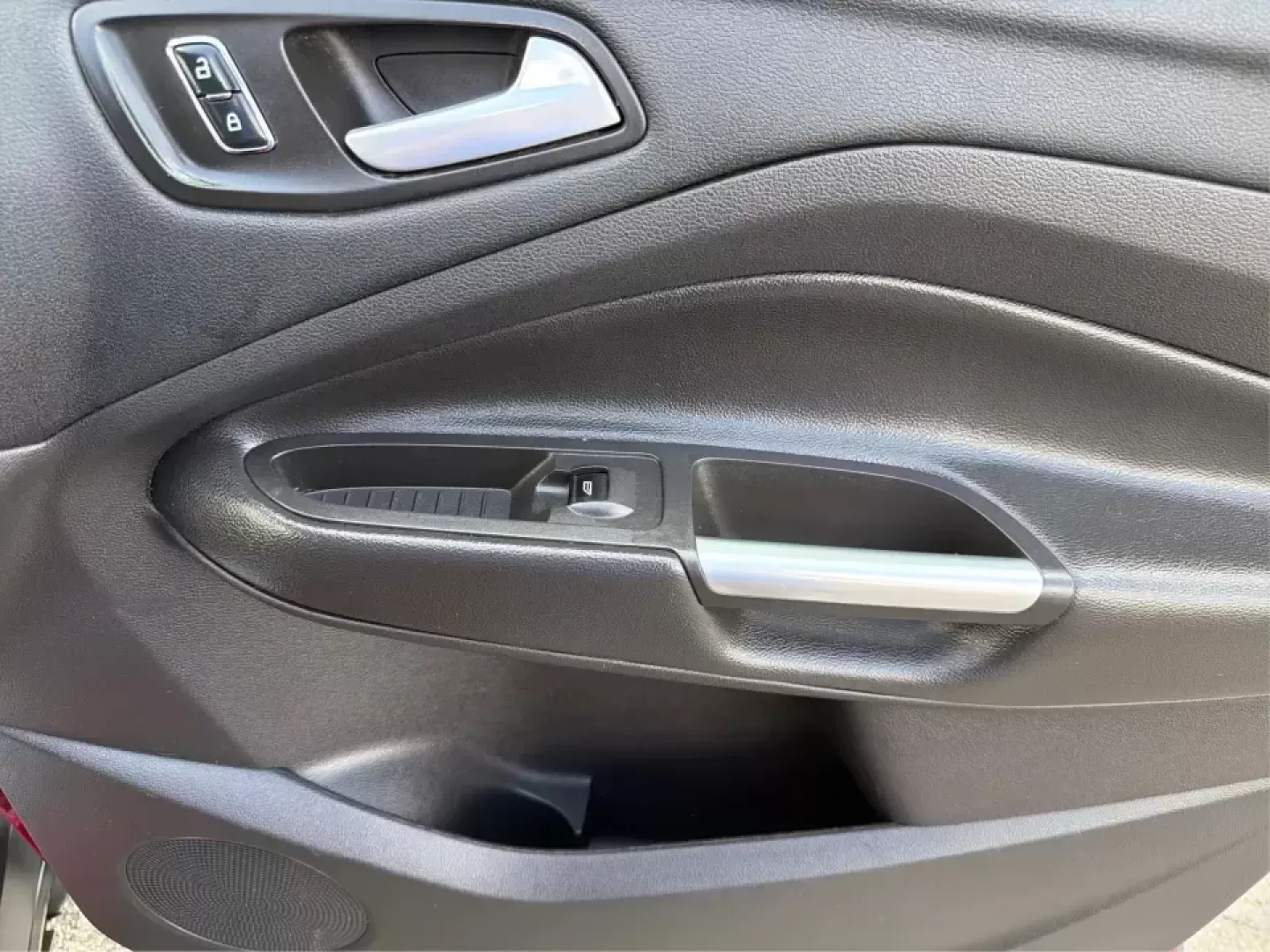 2016 Ford Escape SE (1FMCU0G73GU) with an 2.5L L4 DOHC 16V engine, 6-Speed Automatic transmission, located at 880 E. National Road, Vandalia, OH, 45377, (937) 908-9800, 39.891918, -84.183594 - Pack up the kids, load the groceries, or point the nose toward a weekend getaway-this 2016 Ford Escape SE is the kind of compact SUV that fits real life in Vandalia, OH. With its easy-to-park size, versatile cargo space, and comfortable cabin, it's a smart choice for commuters heading down I75, fami - Photo#20