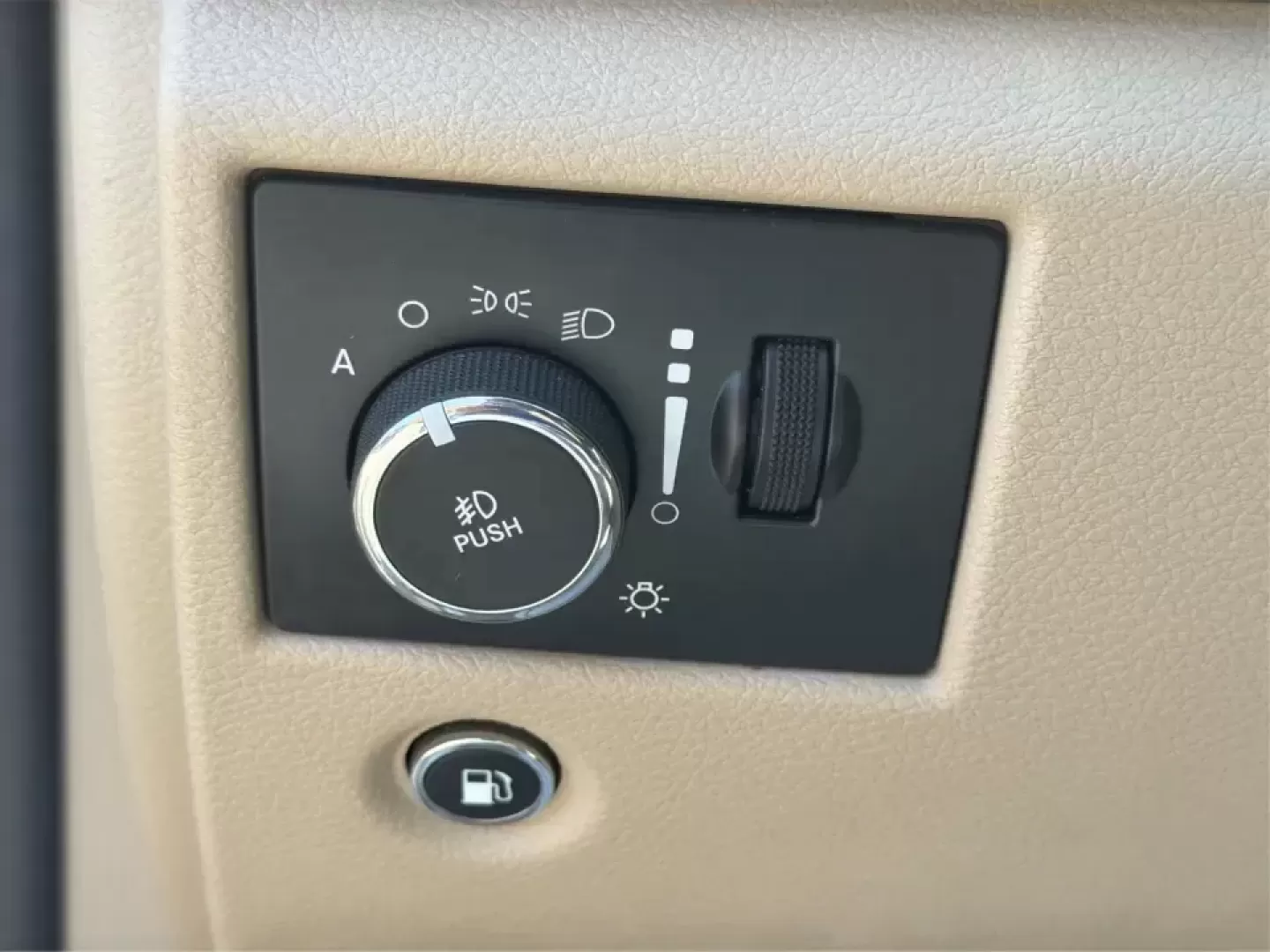 2014 Jeep Grand Cherokee Overland (1C4RJFCTXEC) with an 5.7L V8 OHV 16V engine, 5-Speed Automatic transmission, located at 1951 S Dayton Lakeview Rd., New Carlisle, OH, 45344, (937) 908-9800, 39.890999, -84.050255 - Picture your next weekend: loading up for a road trip to Yellow Springs, cruising I675 with the family in comfort, or heading out to the trails and backroads around Wright-Patterson Air Force Base with the confidence of 4WD. This 2014 Jeep Grand Cherokee Overland is built for drivers who want a refi - Photo#17