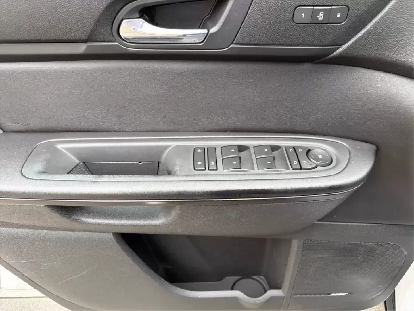 2017 Chevrolet Traverse 2LT (1GNKVHKD5HJ) with an 3.6L V-6 gasoline direct injection engine, 6A transmission, located at 1951 S Dayton Lakeview Rd., New Carlisle, OH, 45344, (937) 908-9800, 39.890999, -84.050255 - Big weekend plans, a growing family, or a daily commute that demands space and comfort? This 2017 Chevrolet Traverse 2LT is the kind of SUV that fits real life in Riverside-ready for school drop-offs, Costco runs, and road trips out toward Hocking Hills with room for friends, gear, and everyone's sn - Photo#18