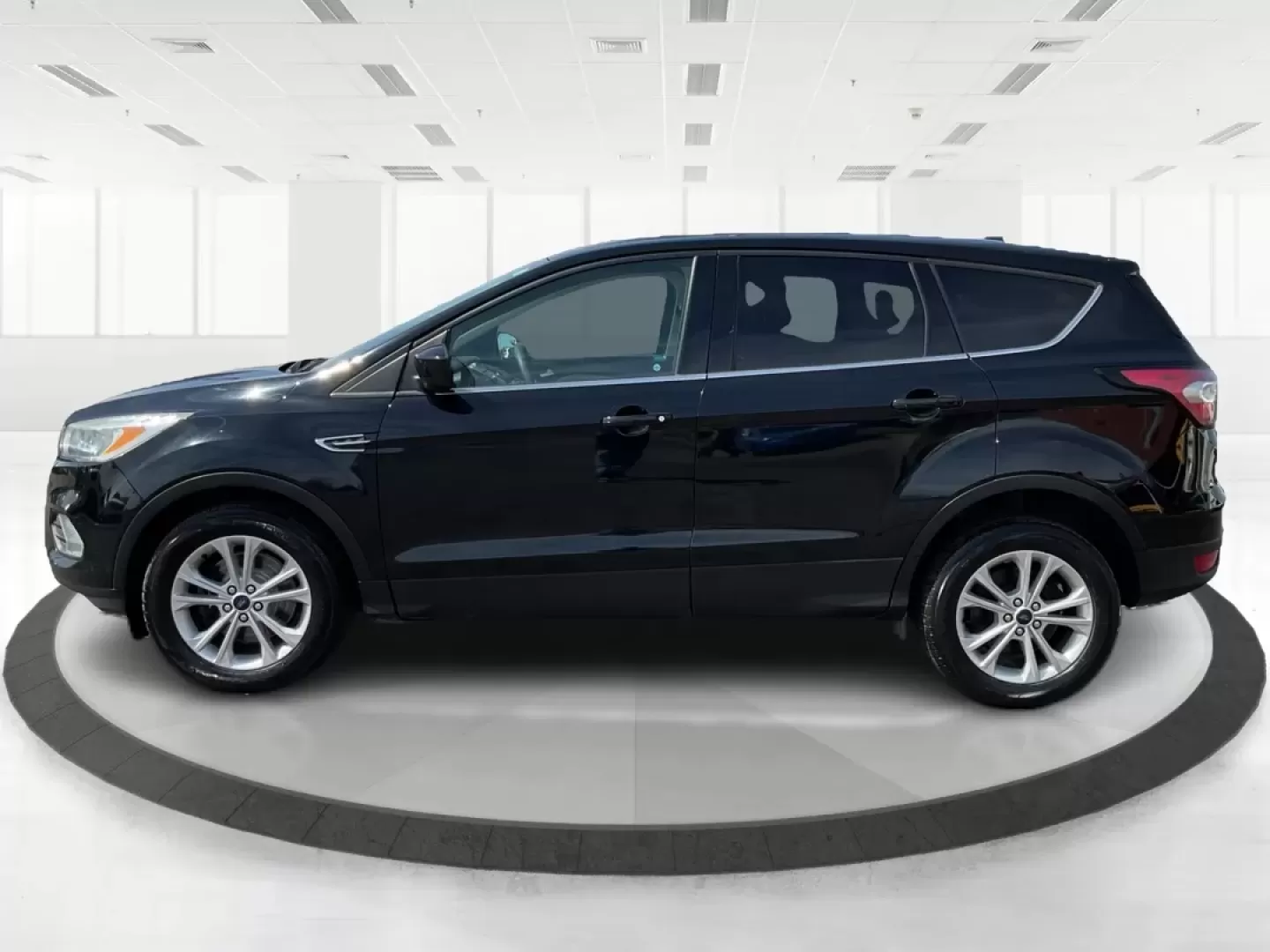 2017 Ford Escape SE (1FMCU0G9XHU) with an EcoBoost 1.5L I-4 gasoline direct injection engine, located at 1184 Kauffman Ave, Fairborn, OH, 45324, (937) 908-9800, 39.807072, -84.030914 - ### Discover the Adventure of the 2017 Ford Escape SE at Advantage Car and Credit<br /> <br /> If you're seeking a vehicle that perfectly adapts to your active lifestyle, look no further than the 2017 Ford Escape SE, available now at Advantage Car and Credit in Fairborn, OH. Whether you're embarking - Photo#5
