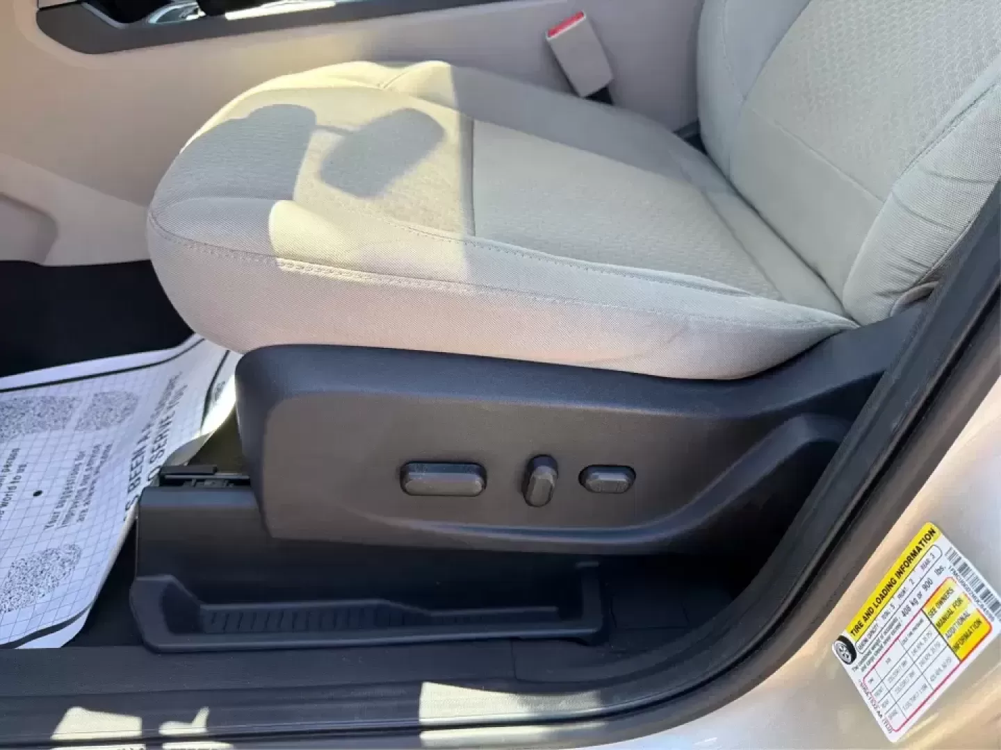 2017 Ford Escape SE (1FMCU0GD2HU) with an 1.5L L4 DOHC 16V engine, 6A transmission, located at 880 E. National Road, Vandalia, OH, 45377, (937) 908-9800, 39.891918, -84.183594 - Picture your next week in Vandalia: weekday commutes down E. National Road and I75, school drop-offs, quick grocery runs near the Dayton International Airport area, and a weekend escape to Taylorsville MetroPark or a day out at the Montgomery County Fairgrounds. This 2017 Ford Escape SE is built for - Photo#18