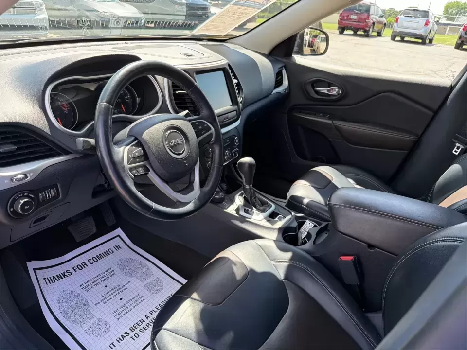 2016 Jeep Cherokee Limited (1C4PJMDB9GW) with an 2.4L L4 DOHC 16V engine, 9A transmission, located at 1184 Kauffman Ave, Fairborn, OH, 45324, (937) 908-9800, 39.807072, -84.030914 - Weekend escapes to John Bryan State Park, snowy commutes to Wright-Patterson AFB, or a comfortable daily run down I675-this 2016 Jeep Cherokee Limited is built for the Fairborn lifestyle. With confident AWD capability, a refined interior, and smart tech for navigation and connectivity, it's a great - Photo#9