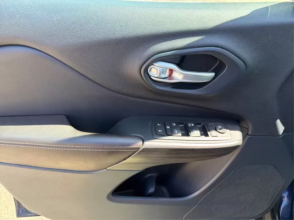 2016 Jeep Cherokee Limited (1C4PJMDB9GW) with an 2.4L L4 DOHC 16V engine, 9A transmission, located at 1184 Kauffman Ave, Fairborn, OH, 45324, (937) 908-9800, 39.807072, -84.030914 - Weekend escapes to John Bryan State Park, snowy commutes to Wright-Patterson AFB, or a comfortable daily run down I675-this 2016 Jeep Cherokee Limited is built for the Fairborn lifestyle. With confident AWD capability, a refined interior, and smart tech for navigation and connectivity, it's a great - Photo#19