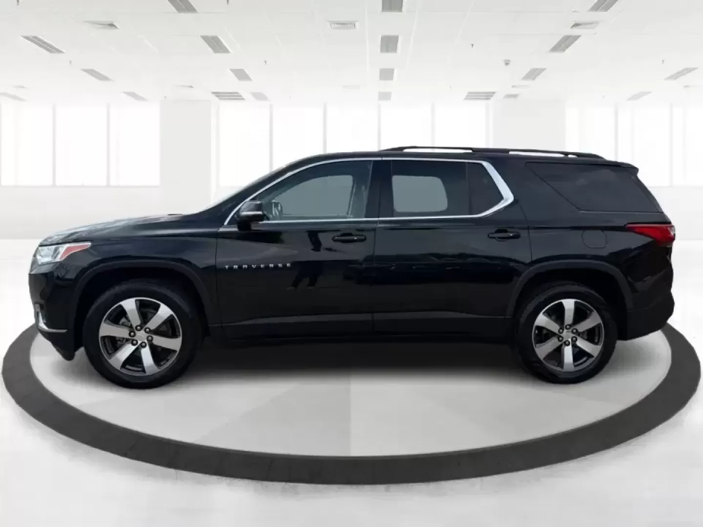 2019 Chevrolet Traverse 3LT (1GNERHKW6KJ) with an 3.6L V-6 gasoline direct injection engine, 9A transmission, located at 1230 East Main St, Xenia, OH, 45385, (937) 908-9800, 39.688026, -83.910172 - Load up the kids, the groceries, and the gear-then head from weekday school drop-offs to weekend road trips without feeling cramped. This 2019 Chevrolet Traverse 3LT is built for real life in Xenia, with three-row flexibility, confident V6 power, and the kind of comfort features that make long drive - Photo#5