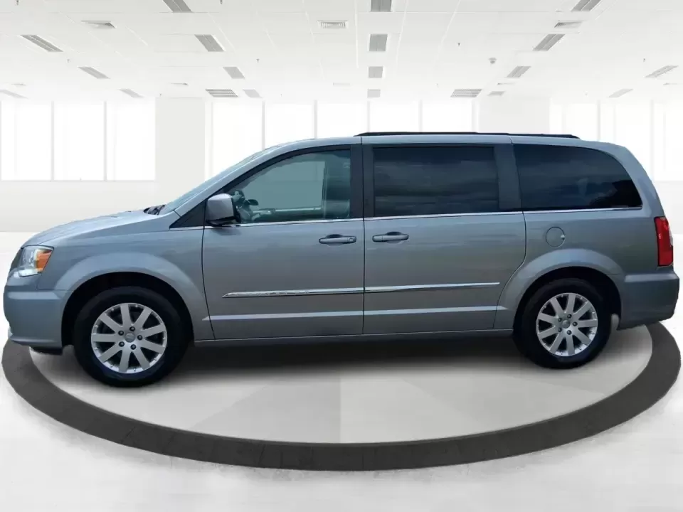 2016 Chrysler Town and Country Touring (2C4RC1BG4GR) with an Pentastar 3.6L V-6 DOHC engine, 6A transmission, located at 1184 Kauffman Ave, Fairborn, OH, 45324, (937) 908-9800, 39.807072, -84.030914 - Load up the kids, the cooler, and everyone's weekend plans-this 2016 Chrysler Town and Country Touring is the kind of family-ready van that makes school drop-offs, long commutes, and I-675 road trips feel a whole lot easier. With its versatile seating and comfort-focused features, it's a smart pic - Photo#5