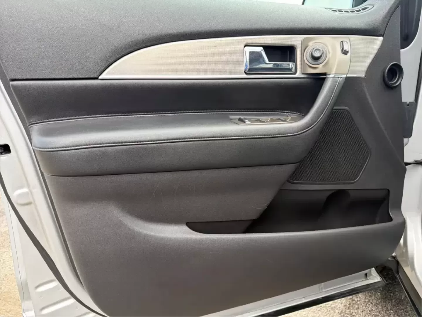 2012 Lincoln MKX Base (2LMDJ8JK1CB) with an 3.7L V6 DOHC 24V engine, 6-Speed Automatic transmission, located at 401 Woodman Dr, Riverside, OH, 45431, (937) 908-9800, 39.760899, -84.123421 - Need a comfortable, confident SUV for daily commuting to Wright-Patterson AFB, school drop-offs in Beavercreek, and weekend runs to The Greene or Carillon Historical Park? This 2012 Lincoln MKX Base in classic Silver delivers the kind of quiet ride, upscale comfort, and V6 power that makes errands f - Photo#18