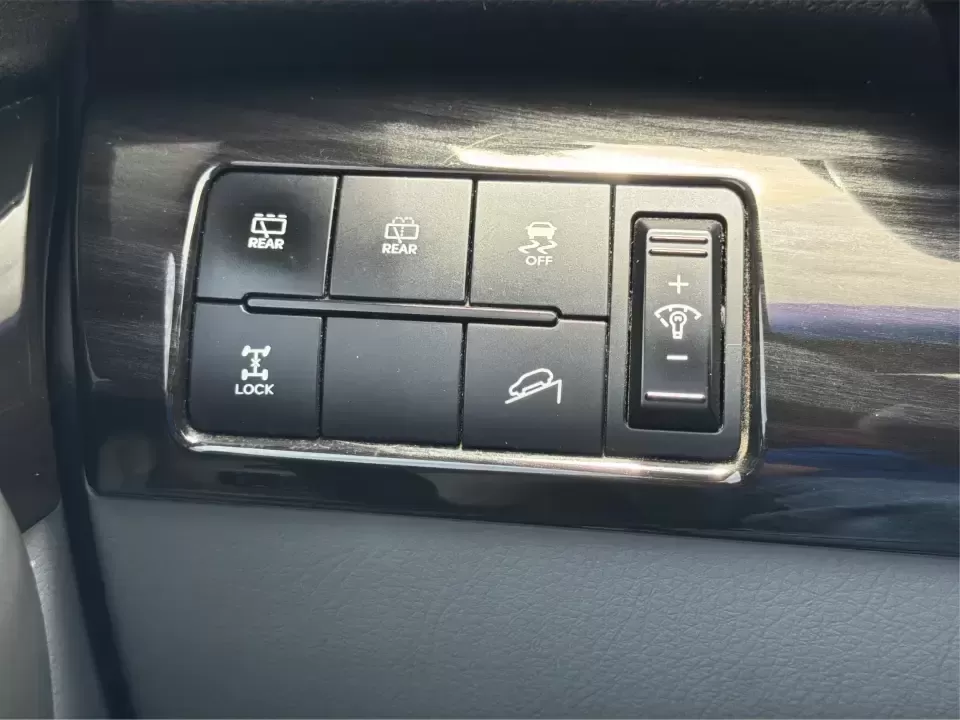 2013 Kia Sorento LX (5XYKTCA63DG) with an 2.4L I-4 gasoline direct injection engine, 6-Speed Automatic transmission, located at 1230 East Main St, Xenia, OH, 45385, (937) 908-9800, 39.688026, -83.910172 - Ready for school drop-offs, long commutes to Dayton, and spontaneous weekend getaways to John Bryan State Park, this 2013 Kia Sorento LX is the kind of SUV that fits real life in Greene County. With confident SUV versatility, a roomy cabin, and practical features for everyday comfort, it's a smart p - Photo#17