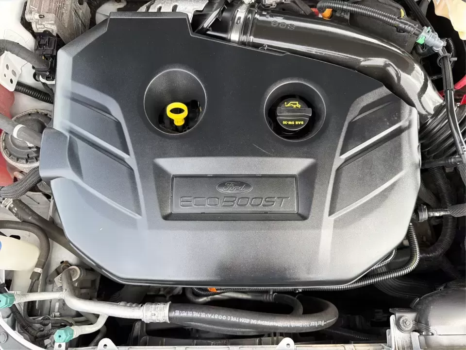 2017 Ford Fusion SE AWD (3FA6P0T99HR) with an 2.0L L4 DOHC 16V engine, 6A transmission, located at 1230 East Main St, Xenia, OH, 45385, (937) 908-9800, 39.688026, -83.910172 - Need a dependable sedan for the daily drive from Xenia to Beavercreek, Wright-Patterson AFB, or downtown Dayton-while still being comfortable enough for weekend trips to John Bryan State Park or a night out near the Greene? This 2017 Ford Fusion SE in Oxford White is a smart, commuter-friendly choic - Photo#11