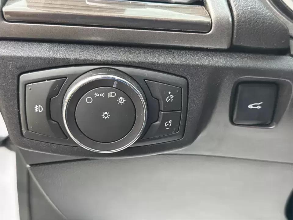 2017 Ford Fusion SE AWD (3FA6P0T99HR) with an 2.0L L4 DOHC 16V engine, 6A transmission, located at 1230 East Main St, Xenia, OH, 45385, (937) 908-9800, 39.688026, -83.910172 - Need a dependable sedan for the daily drive from Xenia to Beavercreek, Wright-Patterson AFB, or downtown Dayton-while still being comfortable enough for weekend trips to John Bryan State Park or a night out near the Greene? This 2017 Ford Fusion SE in Oxford White is a smart, commuter-friendly choic - Photo#17