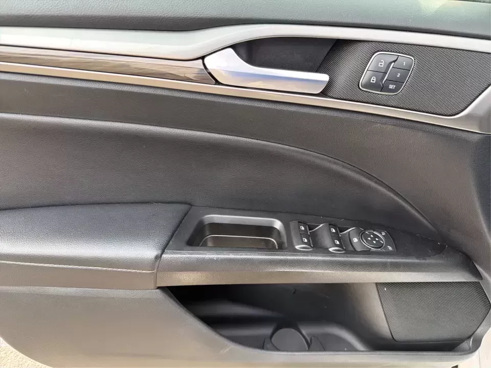 2017 Ford Fusion SE AWD (3FA6P0T99HR) with an 2.0L L4 DOHC 16V engine, 6A transmission, located at 1230 East Main St, Xenia, OH, 45385, (937) 908-9800, 39.688026, -83.910172 - Need a dependable sedan for the daily drive from Xenia to Beavercreek, Wright-Patterson AFB, or downtown Dayton-while still being comfortable enough for weekend trips to John Bryan State Park or a night out near the Greene? This 2017 Ford Fusion SE in Oxford White is a smart, commuter-friendly choic - Photo#19