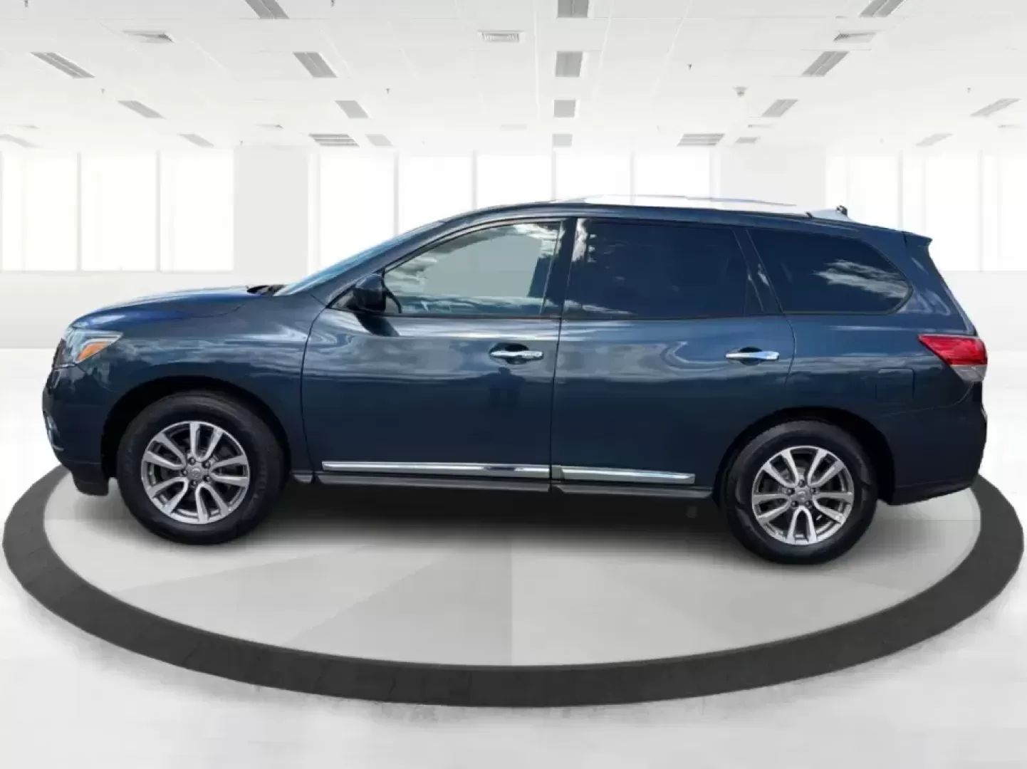 2015 Nissan Pathfinder SL (5N1AR2MM2FC) with an 3.5L V-6 DOHC engine, Continuously Variable Transmission transmission, located at 880 E. National Road, Vandalia, OH, 45377, (937) 908-9800, 39.891918, -84.183594 - Pack up the kids, load the cooler, and point the GPS toward your next weekend escape-this 2015 Nissan Pathfinder SL is the kind of 3-row SUV that fits real life in Vandalia, from school drop-offs and Costco runs to road trips up I75 and afternoons at the National Museum of the U.S. Air Force. With c - Photo#5