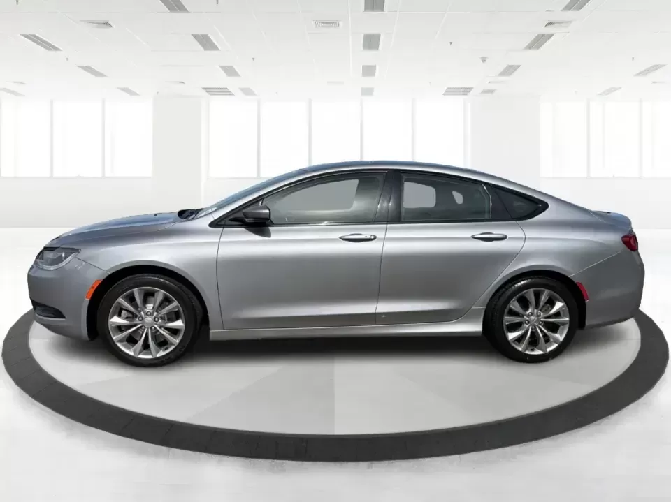 2015 Chrysler 200 S (1C3CCCBG2FN) with an 3.6L V6 DOHC 24V FFV engine, 9-Speed Automatic transmission, located at 1184 Kauffman Ave, Fairborn, OH, 45324, (937) 908-9800, 39.807072, -84.030914 - Need a comfortable, stylish sedan for daily commuting between Wright-Patterson AFB, Beavercreek shopping runs, and weekends out at Fairborn's community events? This 2015 Chrysler 200 S is built for real-life driving-smooth on I-675, easy to park around Downtown Fairborn, and roomy enough for five pa - Photo#5
