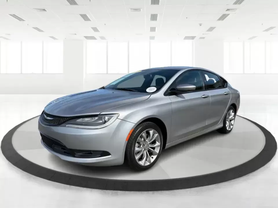 2015 Chrysler 200 S (1C3CCCBG2FN) with an 3.6L V6 DOHC 24V FFV engine, 9-Speed Automatic transmission, located at 1184 Kauffman Ave, Fairborn, OH, 45324, (937) 908-9800, 39.807072, -84.030914 - Need a comfortable, stylish sedan for daily commuting between Wright-Patterson AFB, Beavercreek shopping runs, and weekends out at Fairborn's community events? This 2015 Chrysler 200 S is built for real-life driving-smooth on I-675, easy to park around Downtown Fairborn, and roomy enough for five pa - Photo#8