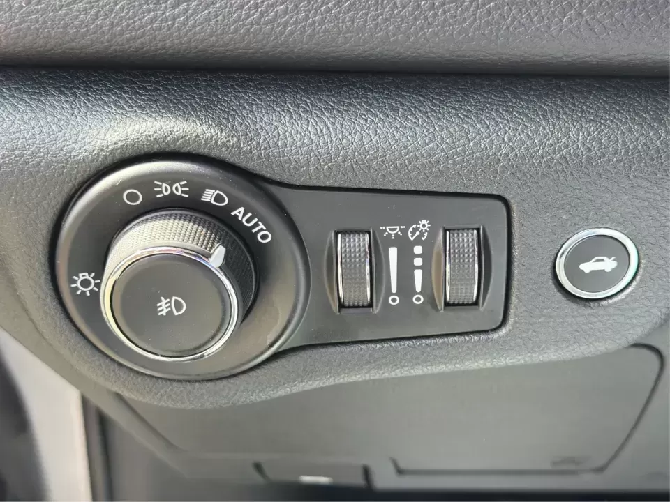 2015 Chrysler 200 S (1C3CCCBG2FN) with an 3.6L V6 DOHC 24V FFV engine, 9-Speed Automatic transmission, located at 1184 Kauffman Ave, Fairborn, OH, 45324, (937) 908-9800, 39.807072, -84.030914 - Need a comfortable, stylish sedan for daily commuting between Wright-Patterson AFB, Beavercreek shopping runs, and weekends out at Fairborn's community events? This 2015 Chrysler 200 S is built for real-life driving-smooth on I-675, easy to park around Downtown Fairborn, and roomy enough for five pa - Photo#17