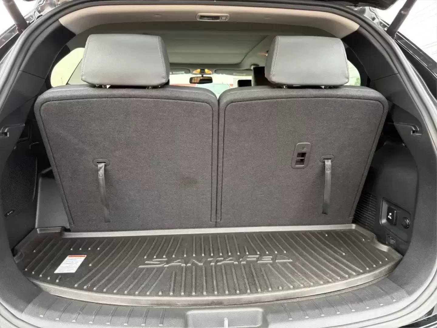 2014 Hyundai Santa Fe Limited AWD (KM8SRDHF4EU) with an 3.3L V6 DOHC 24V engine, 6-Speed Automatic transmission, located at 401 Woodman Dr, Riverside, OH, 45431, (937) 908-9800, 39.760899, -84.123421 - Picture your next weekend: loading up the family for a day at John Bryan State Park, heading out for youth sports in Beavercreek, or cruising I35 and US68 for an easy commute to Dayton. This 2014 Hyundai Santa Fe Limited AWD is built for real life in and around Xenia-roomy enough for growing familie- Photo#11