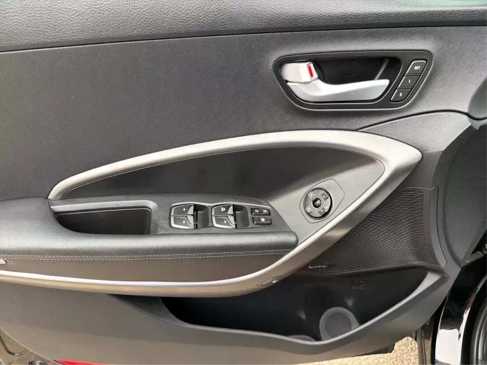 2014 Hyundai Santa Fe Limited AWD (KM8SRDHF4EU) with an 3.3L V6 DOHC 24V engine, 6-Speed Automatic transmission, located at 1230 East Main St, Xenia, OH, 45385, (937) 908-9800, 39.688026, -83.910172 - Picture your next weekend: loading up the family for a day at John Bryan State Park, heading out for youth sports in Beavercreek, or cruising I35 and US68 for an easy commute to Dayton. This 2014 Hyundai Santa Fe Limited AWD is built for real life in and around Xenia-roomy enough for growing familie - Photo#17