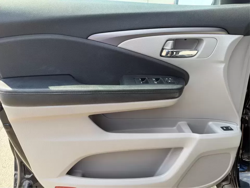 2016 Honda Pilot EXL 4WD (5FNYF6H63GB) with an 3.5L V6 SOHC 24V engine, 6-Speed Automatic transmission, located at 8750 N County Rd 25A, Piqua, OH, 45356, (937) 908-9800, 40.164391, -84.232513 - Third Row- Photo#17
