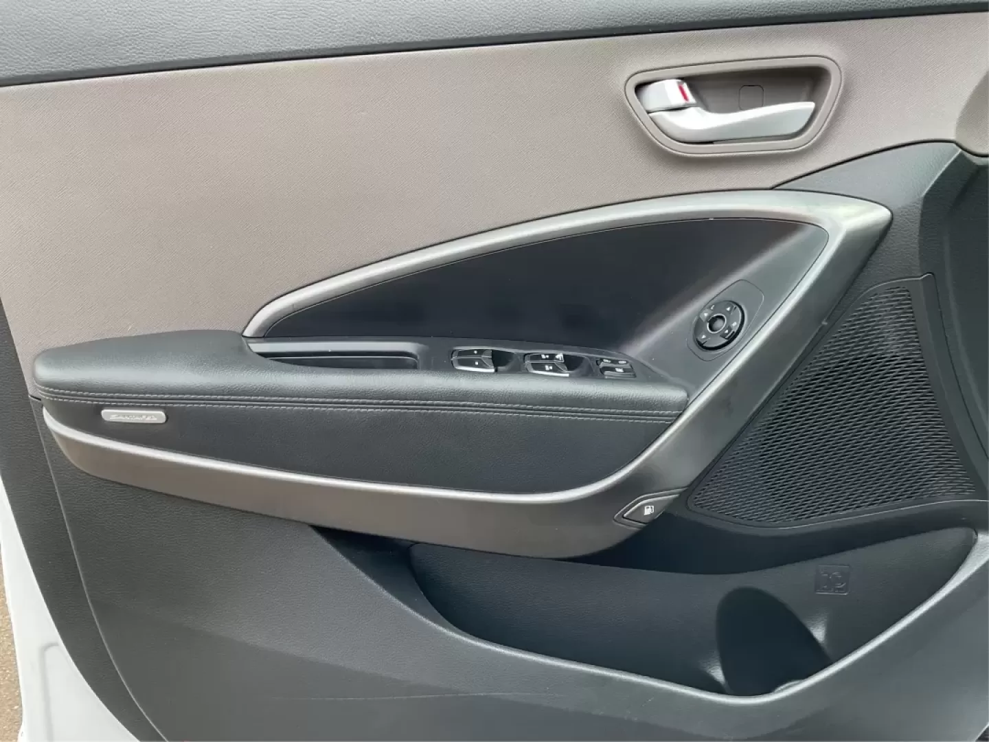 2017 Hyundai Santa Fe 2.4L (5NMZTDLB4HH) with an Theta II 2.4L I-4 gasoline direct injection engine, located at 1230 East Main St, Xenia, OH, 45385, (937) 908-9800, 39.688026, -83.910172 - **Discover Your Next Adventure with the 2017 Hyundai Santa Fe Sport at Advantage Car and Credit!**<br /> <br /> Are you ready to elevate your lifestyle and embrace the adventures waiting for you? Whether you're a growing family in need of space, a daily commuter looking for comfort, or an outdoor en - Photo#17
