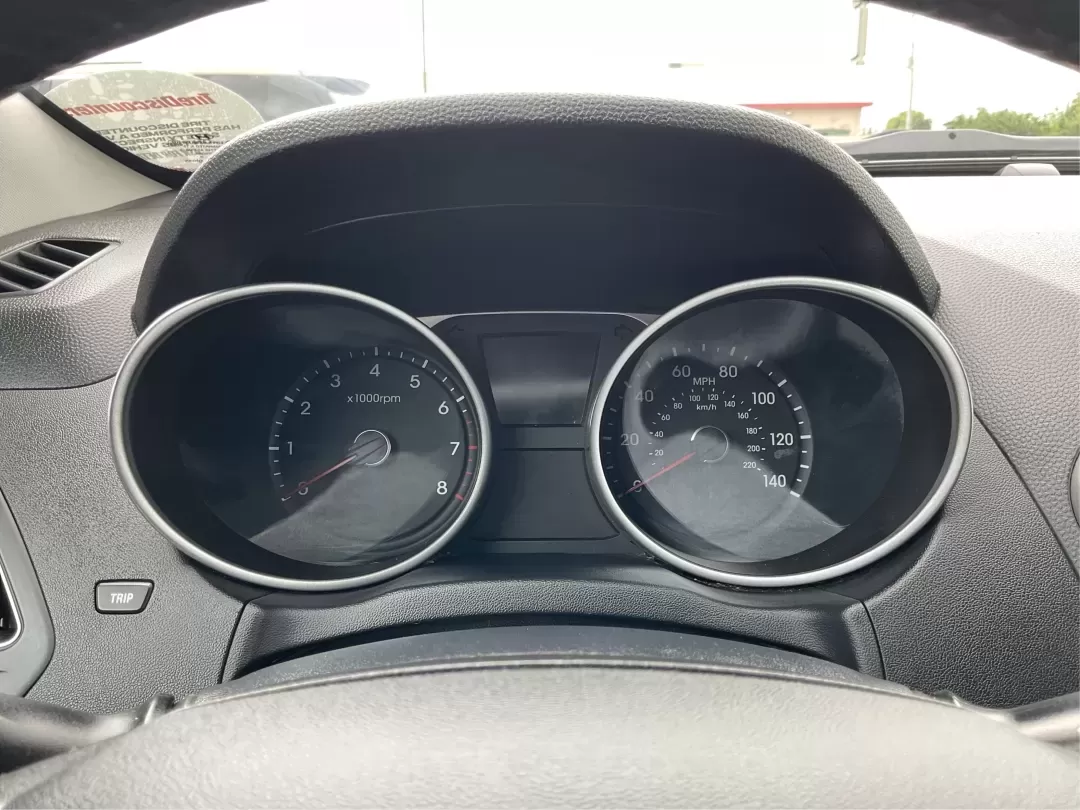 2013 Hyundai Tucson Limited (KM8JUCAC4DU) with an Other engine, located at 4508 South Dixie Dr, Moraine, OH, 45439, (937) 908-9800, 39.689976, -84.218452 - **Discover Your New Adventure Vehicle: 2013 Hyundai Tucson Limited at Advantage Car and Credit!** <br /> <br /> Are you searching for the perfect SUV that combines style, comfort, and versatility? Look no further than this striking 2013 Hyundai Tucson Limited, located right here at Advantage Car an - Photo#13