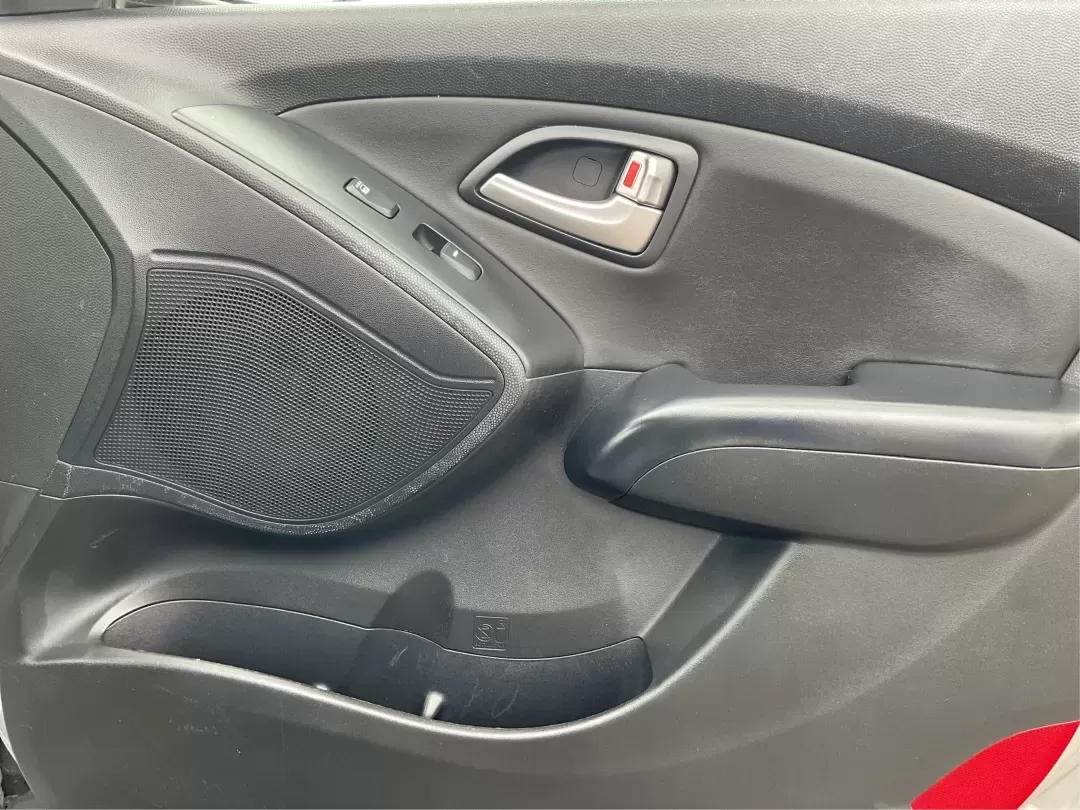 2013 Hyundai Tucson Limited (KM8JUCAC4DU) with an Other engine, located at 4508 South Dixie Dr, Moraine, OH, 45439, (937) 908-9800, 39.689976, -84.218452 - **Discover Your New Adventure Vehicle: 2013 Hyundai Tucson Limited at Advantage Car and Credit!** <br /> <br /> Are you searching for the perfect SUV that combines style, comfort, and versatility? Look no further than this striking 2013 Hyundai Tucson Limited, located right here at Advantage Car an - Photo#17