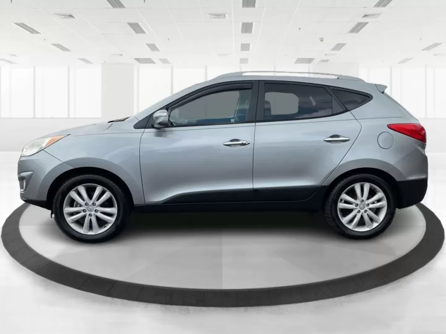 2013 Hyundai Tucson Limited (KM8JUCAC4DU) with an Other engine, located at 1230 East Main St, Xenia, OH, 45385, (937) 908-9800, 39.688026, -83.910172 - **Discover Your New Adventure Vehicle: 2013 Hyundai Tucson Limited at Advantage Car and Credit!** <br /> <br /> Are you searching for the perfect SUV that combines style, comfort, and versatility? Look no further than this striking 2013 Hyundai Tucson Limited, located right here at Advantage Car an - Photo#4