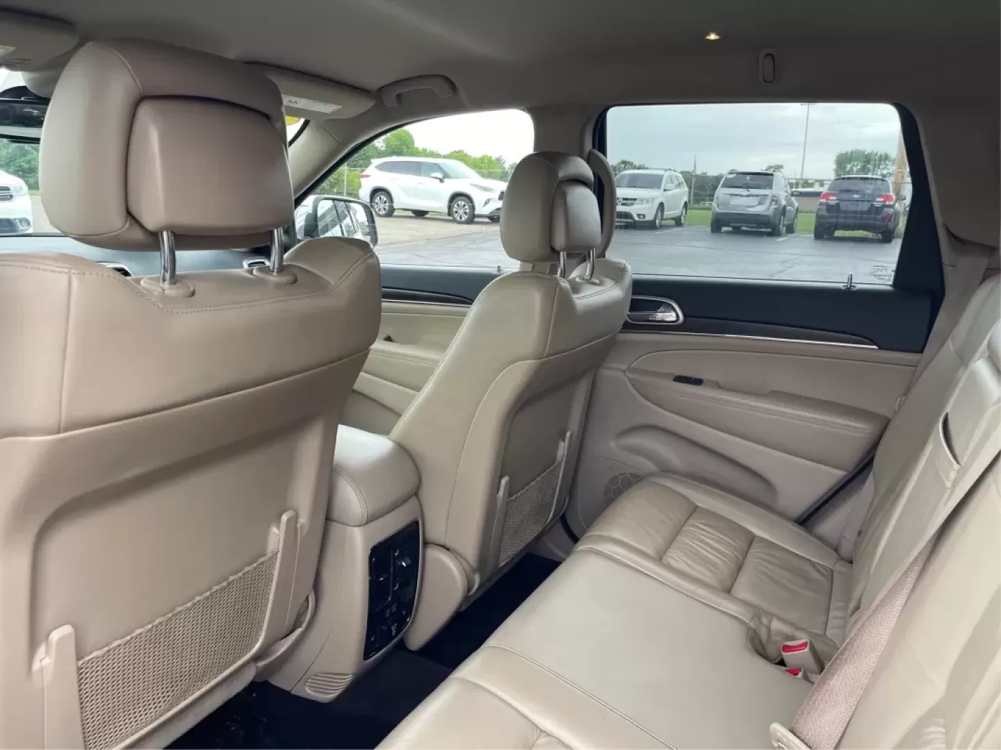 2016 Jeep Grand Cherokee Limited (1C4RJFBG9GC) with an Other engine, located at 1230 East Main St, Xenia, OH, 45385, (937) 908-9800, 39.688026, -83.910172 - ### Discover Adventure with the 2016 Jeep Grand Cherokee Limited at Advantage Car and Credit in Fairborn, OH!<br /> <br /> Are you ready to elevate your weekend adventures or tackle your daily commute with style and confidence? The 2016 Jeep Grand Cherokee Limited is the perfect SUV for those who cr - Photo#10