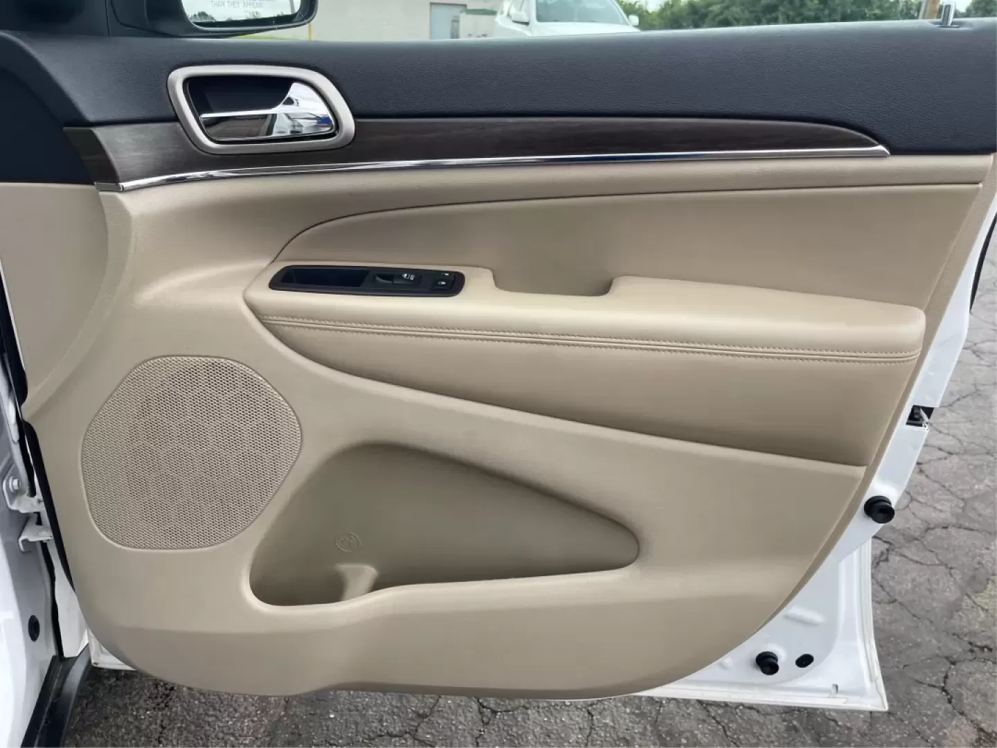 2016 Jeep Grand Cherokee Limited (1C4RJFBG9GC) with an Other engine, located at 1230 East Main St, Xenia, OH, 45385, (937) 908-9800, 39.688026, -83.910172 - ### Discover Adventure with the 2016 Jeep Grand Cherokee Limited at Advantage Car and Credit in Fairborn, OH!<br /> <br /> Are you ready to elevate your weekend adventures or tackle your daily commute with style and confidence? The 2016 Jeep Grand Cherokee Limited is the perfect SUV for those who cr - Photo#20