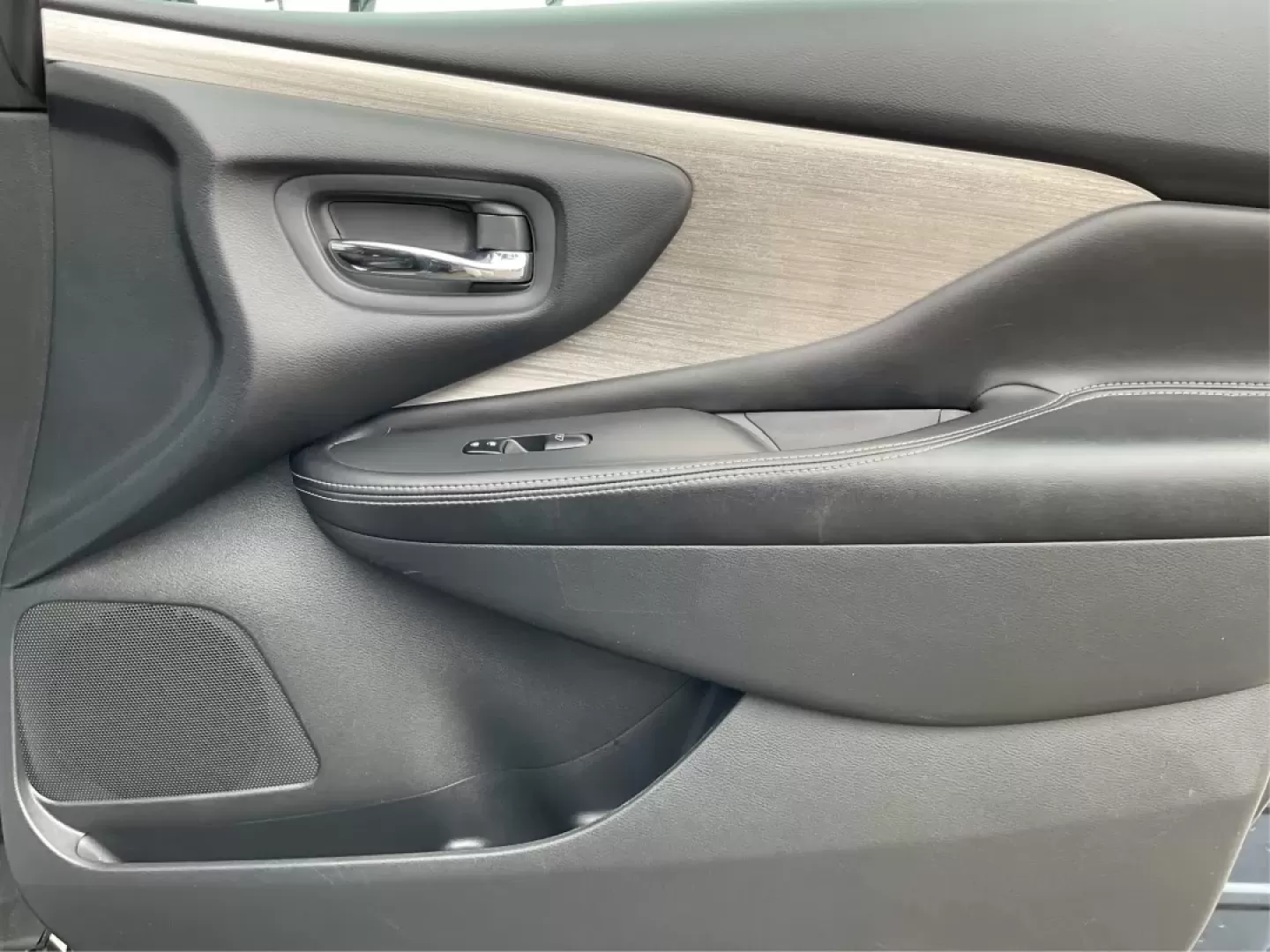 2015 Nissan Murano SV (5N1AZ2MH9FN) with an 3.5L V-6 DOHC engine, located at 1184 Kauffman Ave, Fairborn, OH, 45324, (937) 908-9800, 39.807072, -84.030914 - Are you ready to elevate your family adventures or daily commutes? The 2015 Nissan Murano SV is the perfect vehicle to transform your driving experience! With its spacious interior and modern features, this SUV is designed for those who crave comfort and versatility, making it ideal for both busy fa - Photo#18