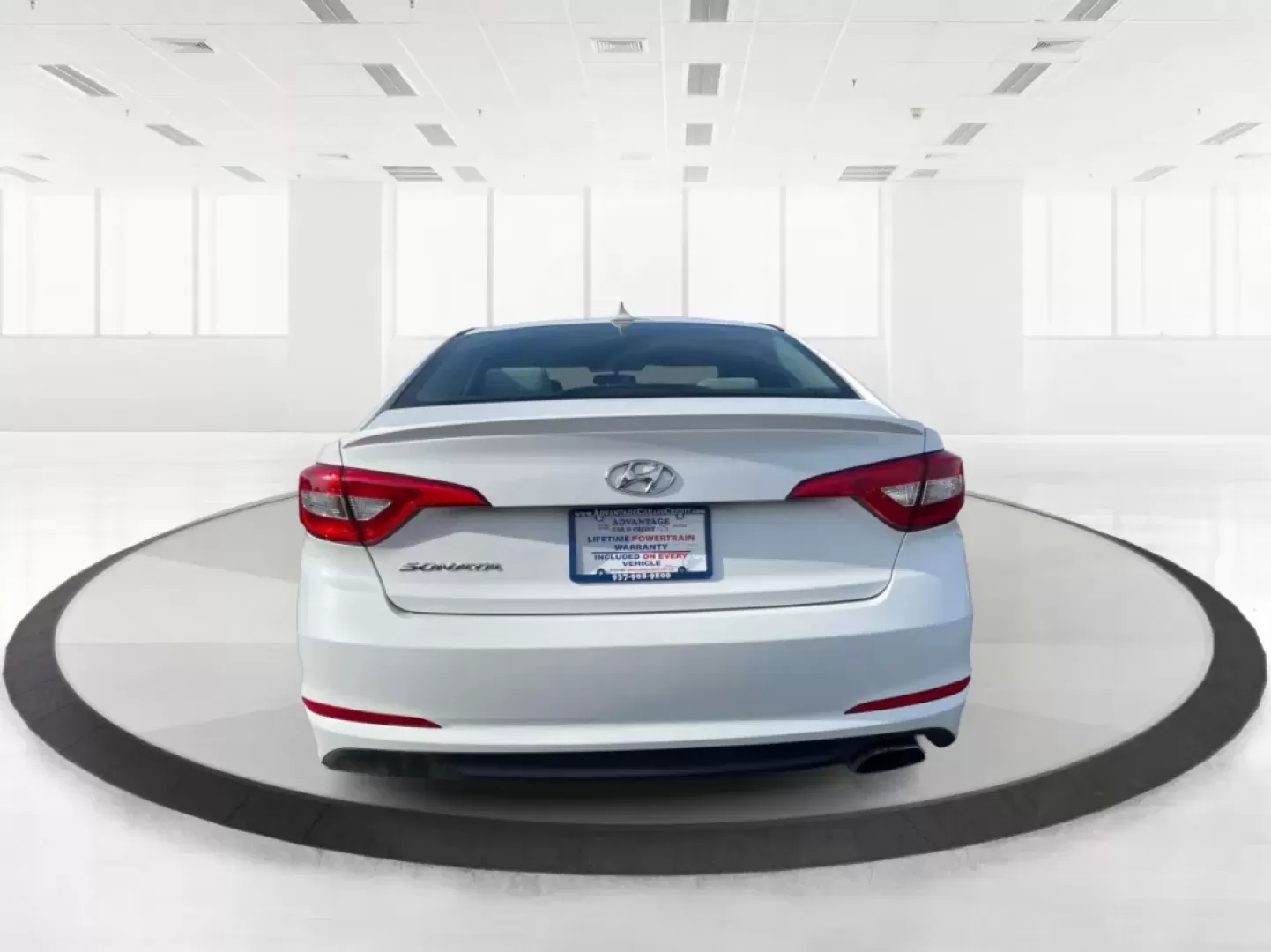 2017 Hyundai Sonata Base (5NPE24AF6HH) with an Other engine, located at 401 Woodman Dr, Riverside, OH, 45431, (937) 908-9800, 39.760899, -84.123421 - **Experience Comfort and Reliability with the 2017 Hyundai Sonata at Advantage Car and Credit!**<br /> <br /> Are you looking for a dependable sedan that seamlessly fits into your active lifestyle? Whether you're commuting to work, running errands around Fairborn, or making weekend getaways with fri - Photo#3