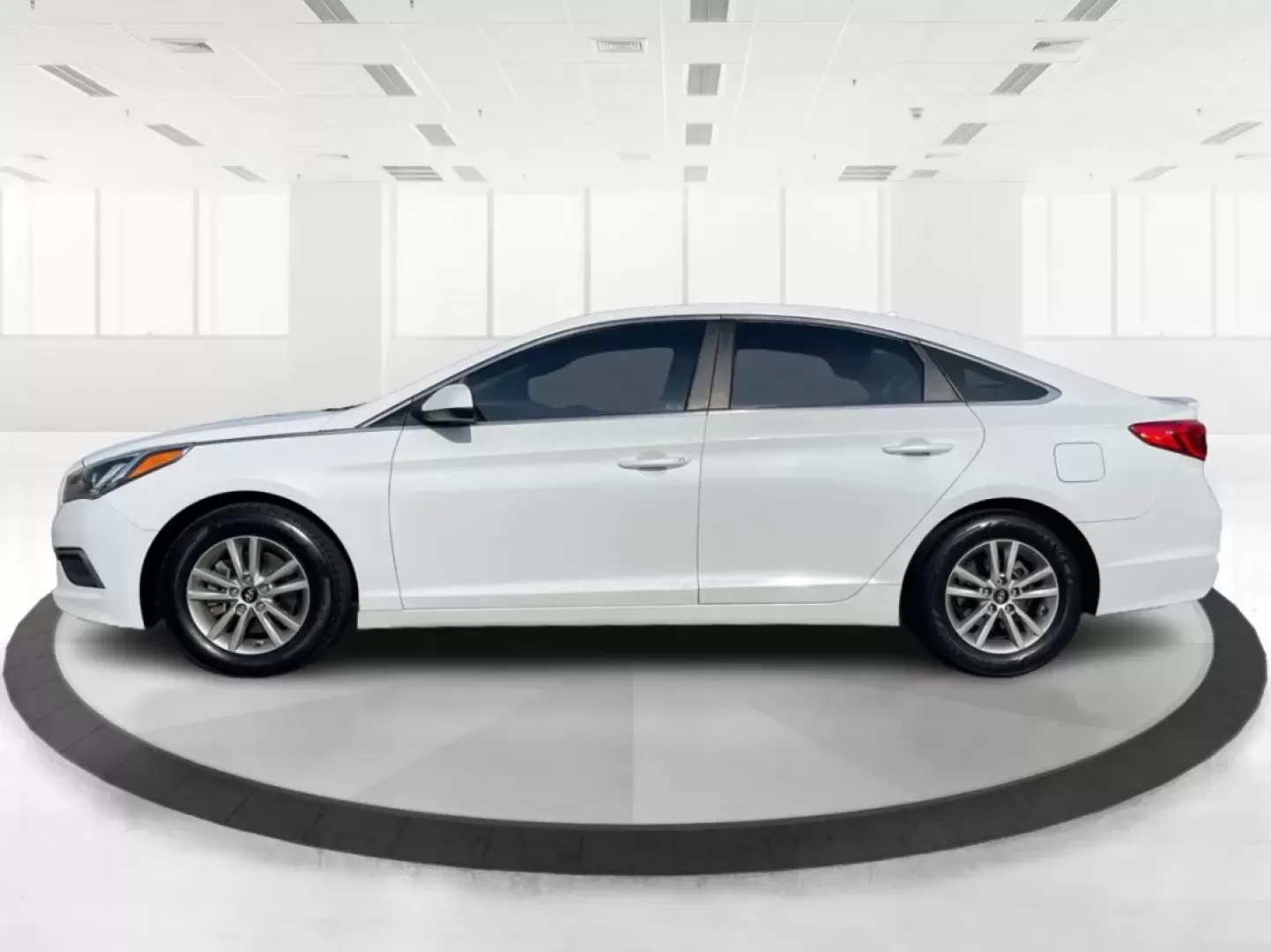 2017 Hyundai Sonata Base (5NPE24AF6HH) with an Other engine, located at 401 Woodman Dr, Riverside, OH, 45431, (937) 908-9800, 39.760899, -84.123421 - **Experience Comfort and Reliability with the 2017 Hyundai Sonata at Advantage Car and Credit!**<br /> <br /> Are you looking for a dependable sedan that seamlessly fits into your active lifestyle? Whether you're commuting to work, running errands around Fairborn, or making weekend getaways with fri - Photo#5