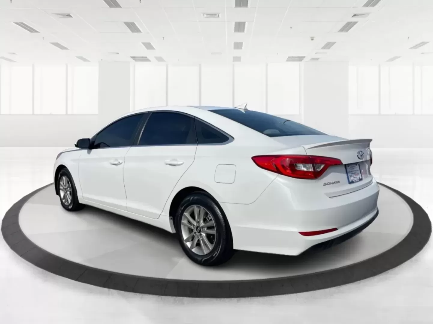 2017 Hyundai Sonata Base (5NPE24AF6HH) with an Other engine, located at 1230 East Main St, Xenia, OH, 45385, (937) 908-9800, 39.688026, -83.910172 - **Experience Comfort and Reliability with the 2017 Hyundai Sonata at Advantage Car and Credit!**<br /> <br /> Are you looking for a dependable sedan that seamlessly fits into your active lifestyle? Whether you're commuting to work, running errands around Fairborn, or making weekend getaways with fri - Photo#4