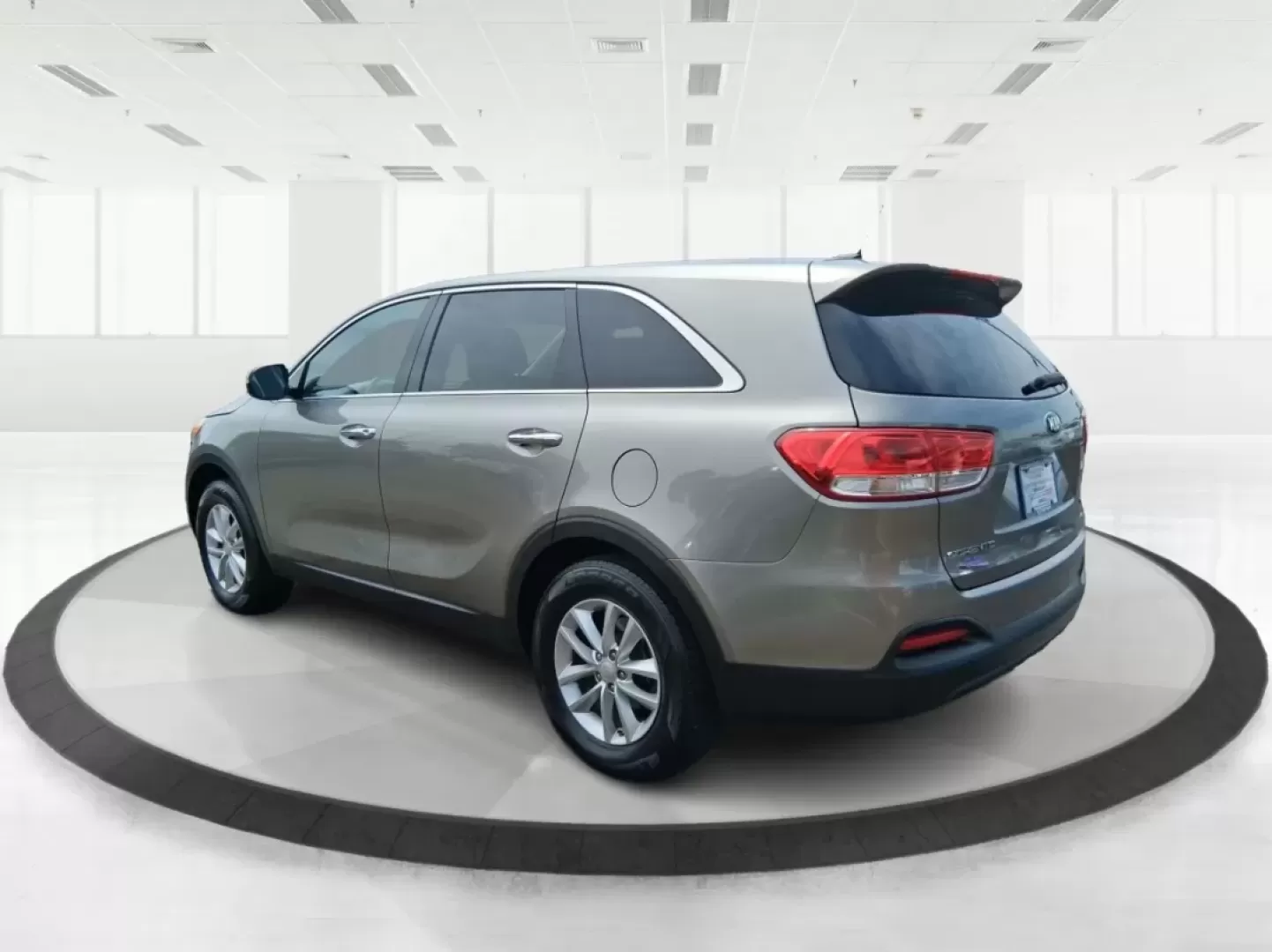 2017 Kia Sorento 2.4L L (5XYPG4A32HG) with an 2.4L I-4 gasoline direct injection engine, located at 8750 N County Rd 25A, Piqua, OH, 45356, (937) 908-9800, 40.164391, -84.232513 - **Unleash Your Adventurous Spirit with this 2017 Kia Sorento at Advantage Car and Credit in Xenia, OH!**<br /> <br /> Are you ready to elevate your family adventures or conquer your daily commute? Look no further than the 2017 Kia Sorento, a versatile SUV that perfectly aligns with your lifestyle ne - Photo#4