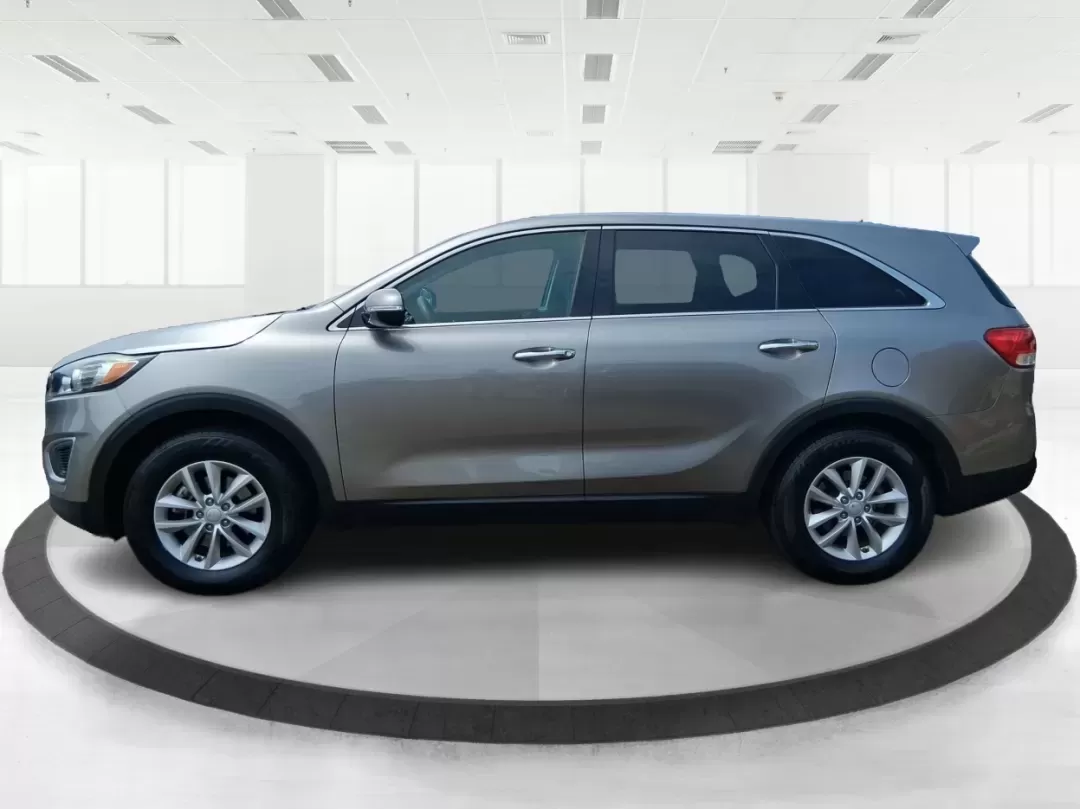 2017 Kia Sorento 2.4L L (5XYPG4A32HG) with an 2.4L I-4 gasoline direct injection engine, located at 8750 N County Rd 25A, Piqua, OH, 45356, (937) 908-9800, 40.164391, -84.232513 - **Unleash Your Adventurous Spirit with this 2017 Kia Sorento at Advantage Car and Credit in Xenia, OH!**<br /> <br /> Are you ready to elevate your family adventures or conquer your daily commute? Look no further than the 2017 Kia Sorento, a versatile SUV that perfectly aligns with your lifestyle ne - Photo#5