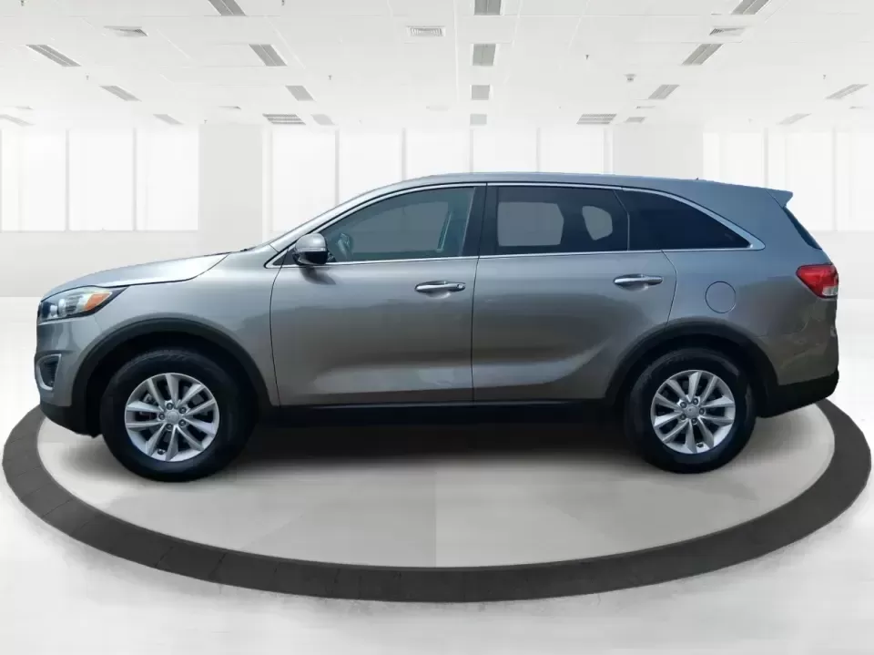 2017 Kia Sorento L 2WD (5XYPG4A32HG) with an 2.4L L4 DOHC 16V engine, 6A transmission, located at 880 E. National Road, Vandalia, OH, 45377, (937) 908-9800, 39.891918, -84.183594 - Picture your next road trip or daily school-and-sports shuffle: a roomy SUV that's comfortable on long stretches of I-75, easy to live with around town, and ready for weekend errands from Miller Lane to the Dayton area. This **2017 Kia Sorento 2.4L L** in **Gray** is a practical, budget-friendly cho - Photo#5