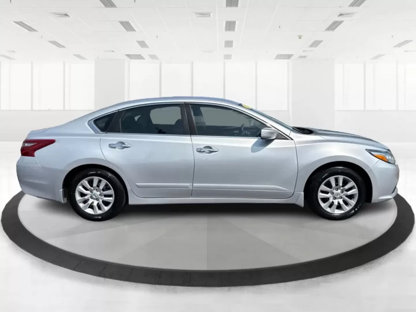 2018 Nissan Altima 2.5 S (1N4AL3AP5JC) with an 2.5L I-4 DOHC engine, located at 1230 East Main St, Xenia, OH, 45385, (937) 908-9800, 39.688026, -83.910172 - Are you searching for a reliable sedan that combines comfort, affordability, and style? Look no further than this 2018 Nissan Altima 2.5 S, available now at Advantage Car and Credit in Fairborn, OH. Perfect for commuting to work or making family outings more enjoyable, this sleek vehicle is designed - Photo#1