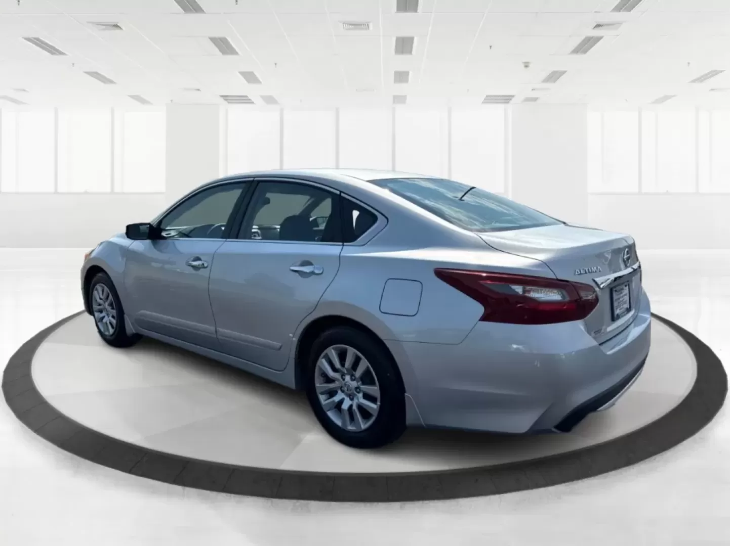 2018 Nissan Altima 2.5 S (1N4AL3AP5JC) with an 2.5L I-4 DOHC engine, located at 1230 East Main St, Xenia, OH, 45385, (937) 908-9800, 39.688026, -83.910172 - Are you searching for a reliable sedan that combines comfort, affordability, and style? Look no further than this 2018 Nissan Altima 2.5 S, available now at Advantage Car and Credit in Fairborn, OH. Perfect for commuting to work or making family outings more enjoyable, this sleek vehicle is designed - Photo#4