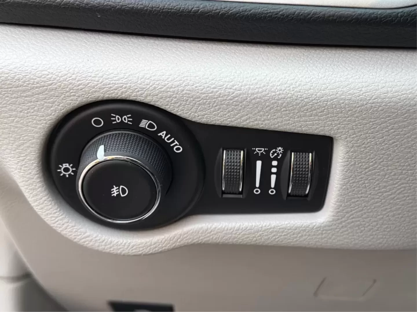 2019 Chrysler Pacifica Touring-L (2C4RC1BG5KR) with an 3.6L V6 DOHC 24V engine, 9-Speed Automatic transmission, located at 1099 N County Rd 25A , Troy, OH, 45373, (937) 908-9800, 40.057079, -84.212883 - **Experience Family Adventures with the 2019 Chrysler Pacifica Touring-L from Advantage Car and Credit!**<br /> <br /> Are you searching for the perfect vehicle to accommodate your family's growing needs? Look no further! The 2019 Chrysler Pacifica Touring-L is designed with families in mind, offeri - Photo#17