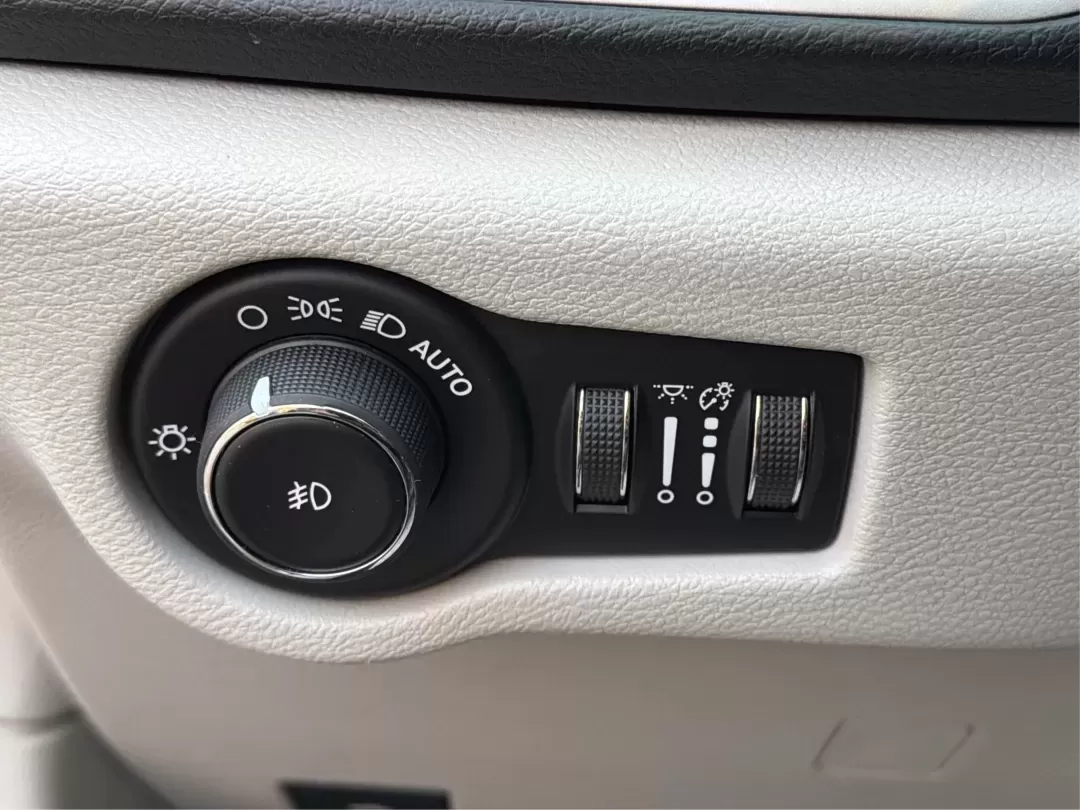 2019 Chrysler Pacifica Touring-L (2C4RC1BG5KR) with an 3.6L V6 DOHC 24V engine, 9-Speed Automatic transmission, located at 1099 N County Rd 25A , Troy, OH, 45373, (937) 908-9800, 40.057079, -84.212883 - **Experience Family Adventures with the 2019 Chrysler Pacifica Touring-L from Advantage Car and Credit!**<br /> <br /> Are you searching for the perfect vehicle to accommodate your family's growing needs? Look no further! The 2019 Chrysler Pacifica Touring-L is designed with families in mind, offeri - Photo#17