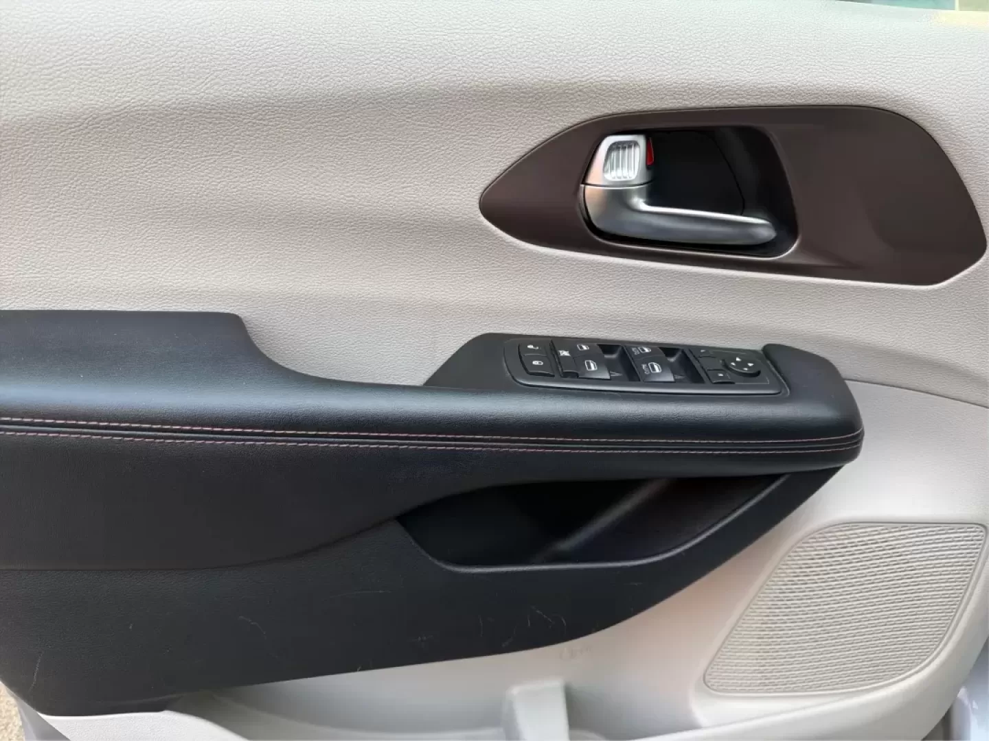 2019 Chrysler Pacifica Touring-L (2C4RC1BG5KR) with an 3.6L V6 DOHC 24V engine, 9-Speed Automatic transmission, located at 1099 N County Rd 25A , Troy, OH, 45373, (937) 908-9800, 40.057079, -84.212883 - **Experience Family Adventures with the 2019 Chrysler Pacifica Touring-L from Advantage Car and Credit!**<br /> <br /> Are you searching for the perfect vehicle to accommodate your family's growing needs? Look no further! The 2019 Chrysler Pacifica Touring-L is designed with families in mind, offeri - Photo#19