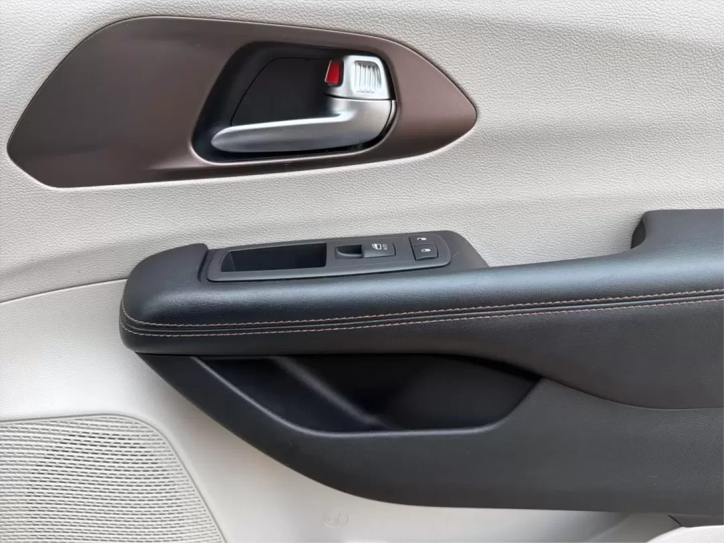 2019 Chrysler Pacifica Touring-L (2C4RC1BG5KR) with an 3.6L V6 DOHC 24V engine, 9-Speed Automatic transmission, located at 1099 N County Rd 25A , Troy, OH, 45373, (937) 908-9800, 40.057079, -84.212883 - **Experience Family Adventures with the 2019 Chrysler Pacifica Touring-L from Advantage Car and Credit!**<br /> <br /> Are you searching for the perfect vehicle to accommodate your family's growing needs? Look no further! The 2019 Chrysler Pacifica Touring-L is designed with families in mind, offeri - Photo#20