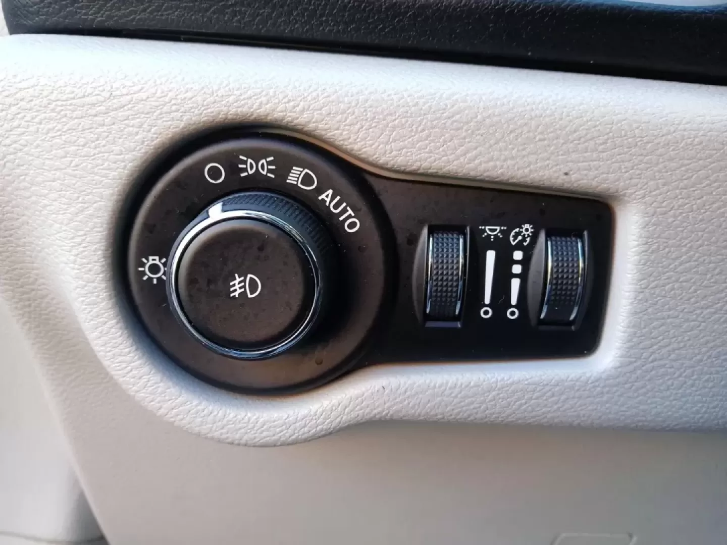 2019 Chrysler Pacifica Touring-L (2C4RC1BG5KR) with an 3.6L V6 DOHC 24V engine, 9-Speed Automatic transmission, located at 8750 N County Rd 25A, Piqua, OH, 45356, (937) 908-9800, 40.164391, -84.232513 - **Experience Family Adventures with the 2019 Chrysler Pacifica Touring-L from Advantage Car and Credit!**<br /> <br /> Are you searching for the perfect vehicle to accommodate your family's growing needs? Look no further! The 2019 Chrysler Pacifica Touring-L is designed with families in mind, offeri - Photo#17