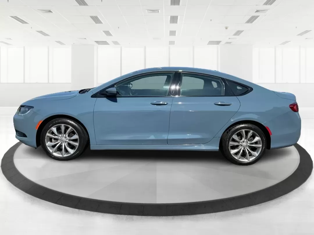 2015 Chrysler 200 S (1C3CCCBB8FN) with an Other engine, located at 880 E. National Road, Vandalia, OH, 45377, (937) 908-9800, 39.891918, -84.183594 - **Experience Luxury on a Budget with the 2015 Chrysler 200 S at Advantage Car and Credit**<br /> <br /> Looking for a stylish sedan that can handle your daily commute as effortlessly as your weekend adventures? The 2015 Chrysler 200 S is the perfect blend of comfort, technology, and modern aesthetic - Photo#5