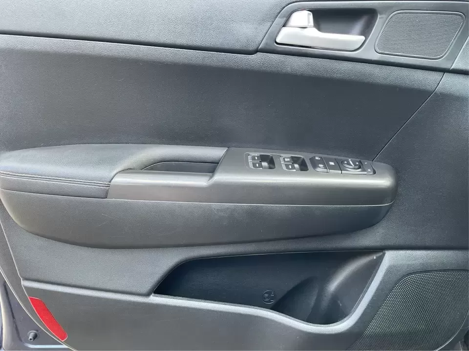2017 Kia Sportage LX FWD (KNDPM3ACXH7) with an 2.4L V6 DOHC 24V engine, 6A transmission, located at 1230 East Main St, Xenia, OH, 45385, (937) 908-9800, 39.688026, -83.910172 - Picture your next week: an easy school drop-off, a smooth commute down US-35, and a Saturday escape to Caesar Creek State Park with room for everyone and everything. This 2017 Kia Sportage LX FWD in eye-catching Pacific Blue is the kind of practical, comfortable crossover that fits real life in Xeni- Photo#18