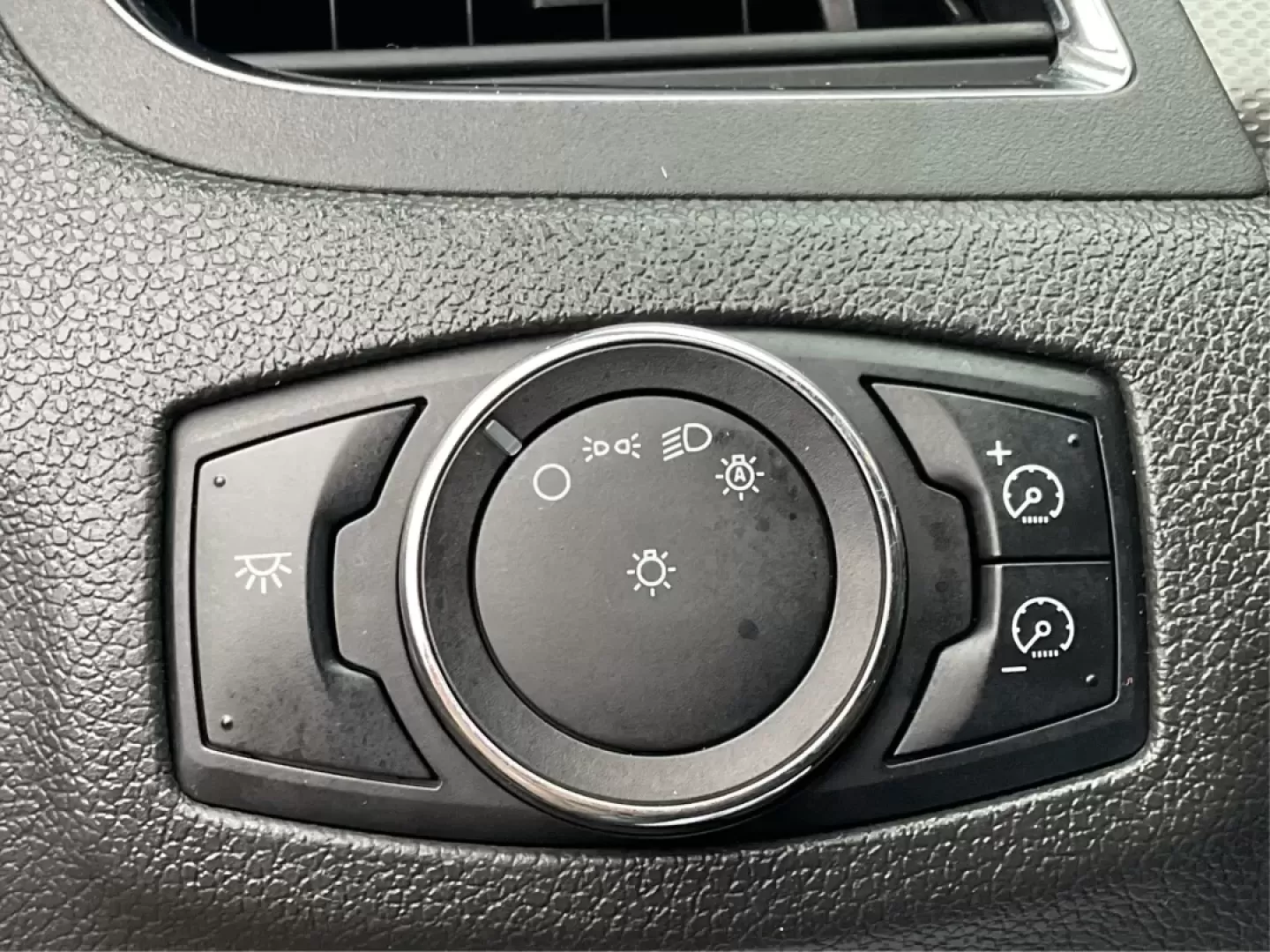 2013 Ford Edge SEL (2FMDK4JC1DB) with an 3.5L V-6 DOHC engine, located at 1184 Kauffman Ave, Fairborn, OH, 45324, (937) 908-9800, 39.807072, -84.030914 - **Elevate Your Weekend Adventures with the 2013 Ford Edge SEL at Advantage Car and Credit!**<br /> <br /> Are you ready to embrace a lifestyle of comfort and adventure? Whether you're shuttling the kids to their weekend soccer games or embarking on a scenic road trip through Ohio's beautiful landsca - Photo#17