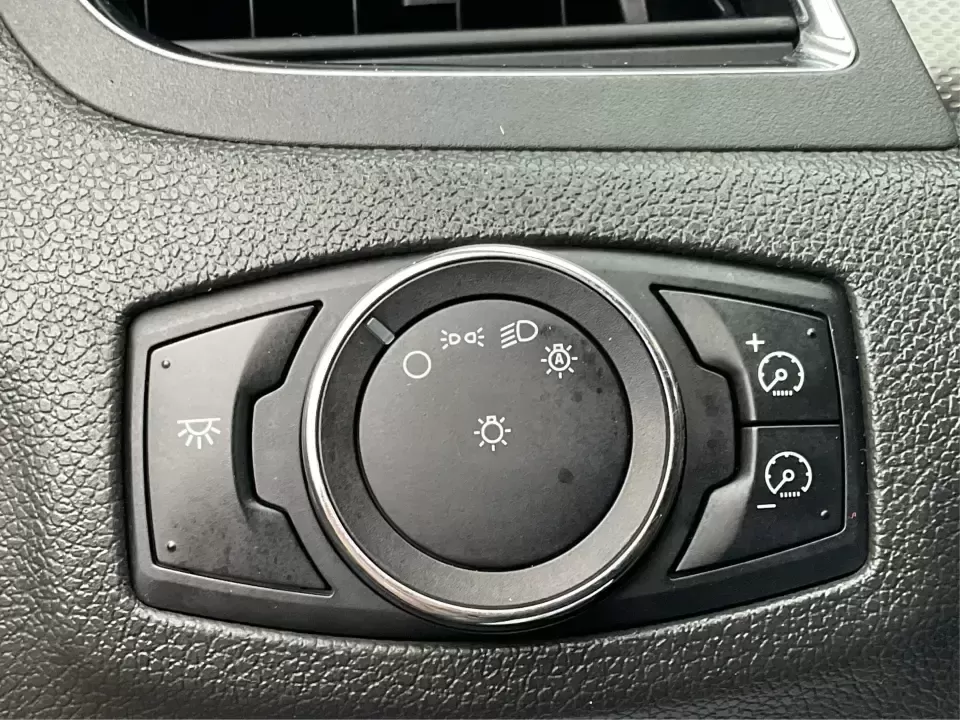 2013 Ford Edge SEL (2FMDK4JC1DB) with an 3.5L V-6 DOHC engine, 6-Speed Automatic transmission, located at 4508 South Dixie Dr, Moraine, OH, 45439, (937) 908-9800, 39.689976, -84.218452 - **Elevate Your Weekend Adventures with the 2013 Ford Edge SEL at Advantage Car and Credit!**<br /> <br /> Are you ready to embrace a lifestyle of comfort and adventure? Whether you're shuttling the kids to their weekend soccer games or embarking on a scenic road trip through Ohio's beautiful landsca - Photo#17