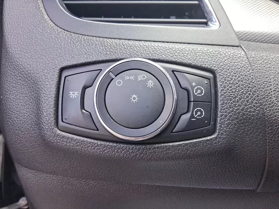 2013 Ford Edge SEL (2FMDK4JC1DB) with an 3.5L V-6 DOHC engine, 6-Speed Automatic transmission, located at 1184 Kauffman Ave, Fairborn, OH, 45324, (937) 908-9800, 39.807072, -84.030914 - **Elevate Your Weekend Adventures with the 2013 Ford Edge SEL at Advantage Car and Credit!**<br /> <br /> Are you ready to embrace a lifestyle of comfort and adventure? Whether you're shuttling the kids to their weekend soccer games or embarking on a scenic road trip through Ohio's beautiful landsca - Photo#17