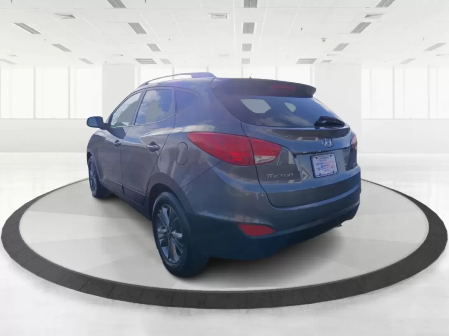 2014 Hyundai Tucson GLS AWD (KM8JUCAG3EU) with an 2.4L L4 DOHC 16V engine, 6-Speed Automatic transmission, located at 1184 Kauffman Ave, Fairborn, OH, 45324, (937) 908-9800, 39.807072, -84.030914 - **Explore the Great Outdoors with the 2014 Hyundai Tucson GLS AWD! Perfect for Weekend Adventures!**<br /> <br /> If you're ready to embrace life's adventures, the 2014 Hyundai Tucson GLS AWD is the SUV you need. Whether you're planning a weekend camping trip, daily commutes around Fairborn, or shut - Photo#4